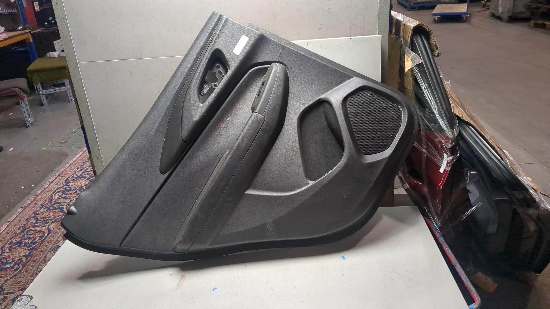 Обшивка двери задней левой