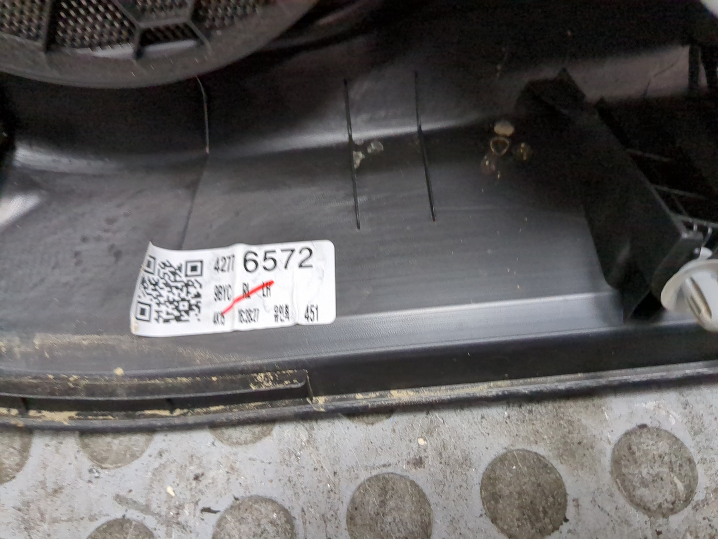 Обшивка двери задней левой