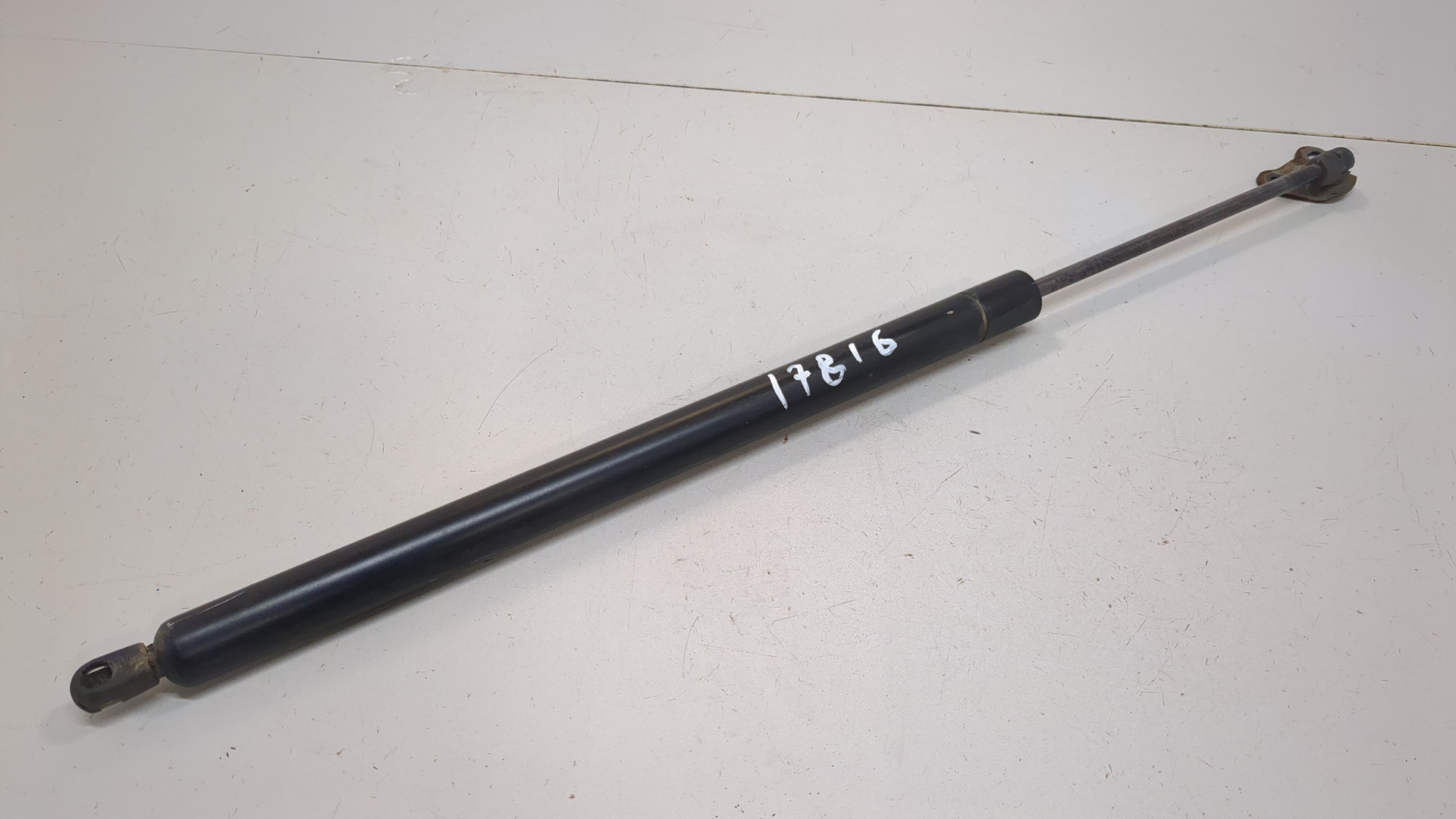 Амортизатор крышки багажника