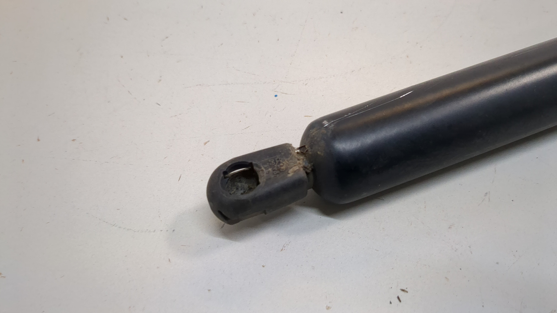 Амортизатор крышки багажника