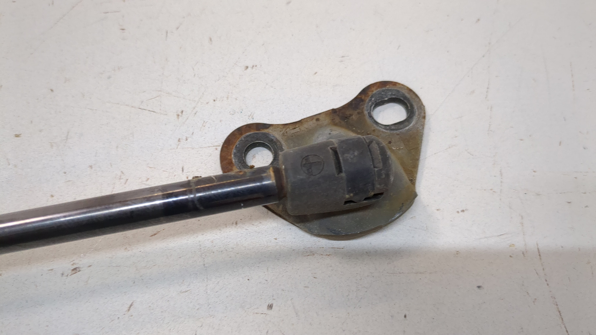 Амортизатор крышки багажника