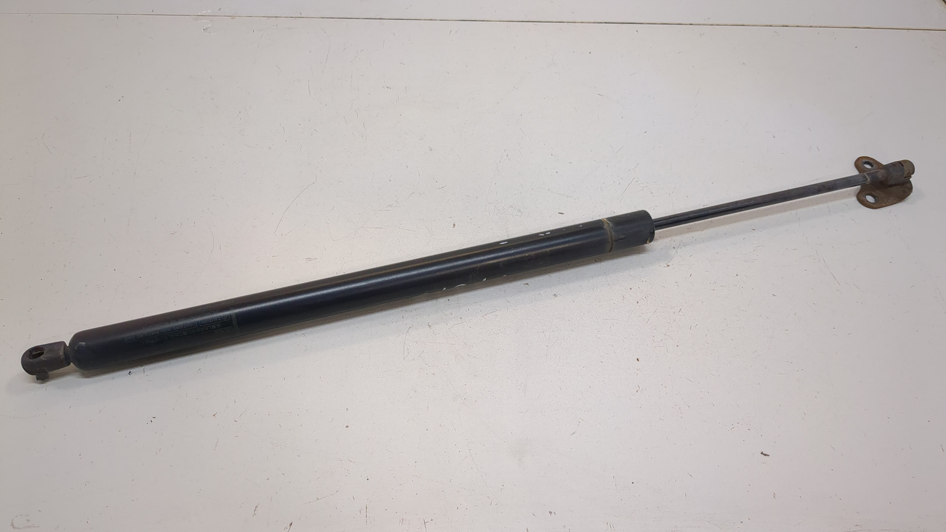 Амортизатор крышки багажника