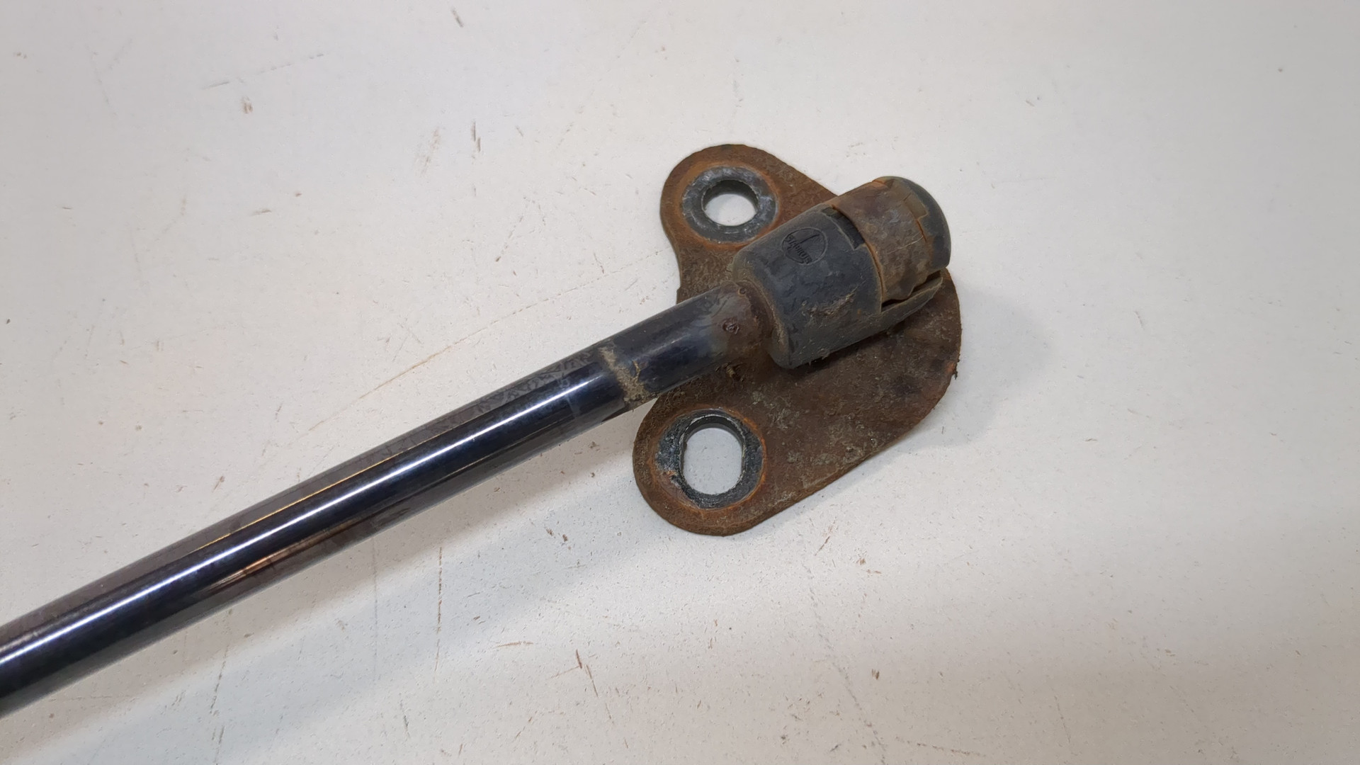 Амортизатор крышки багажника