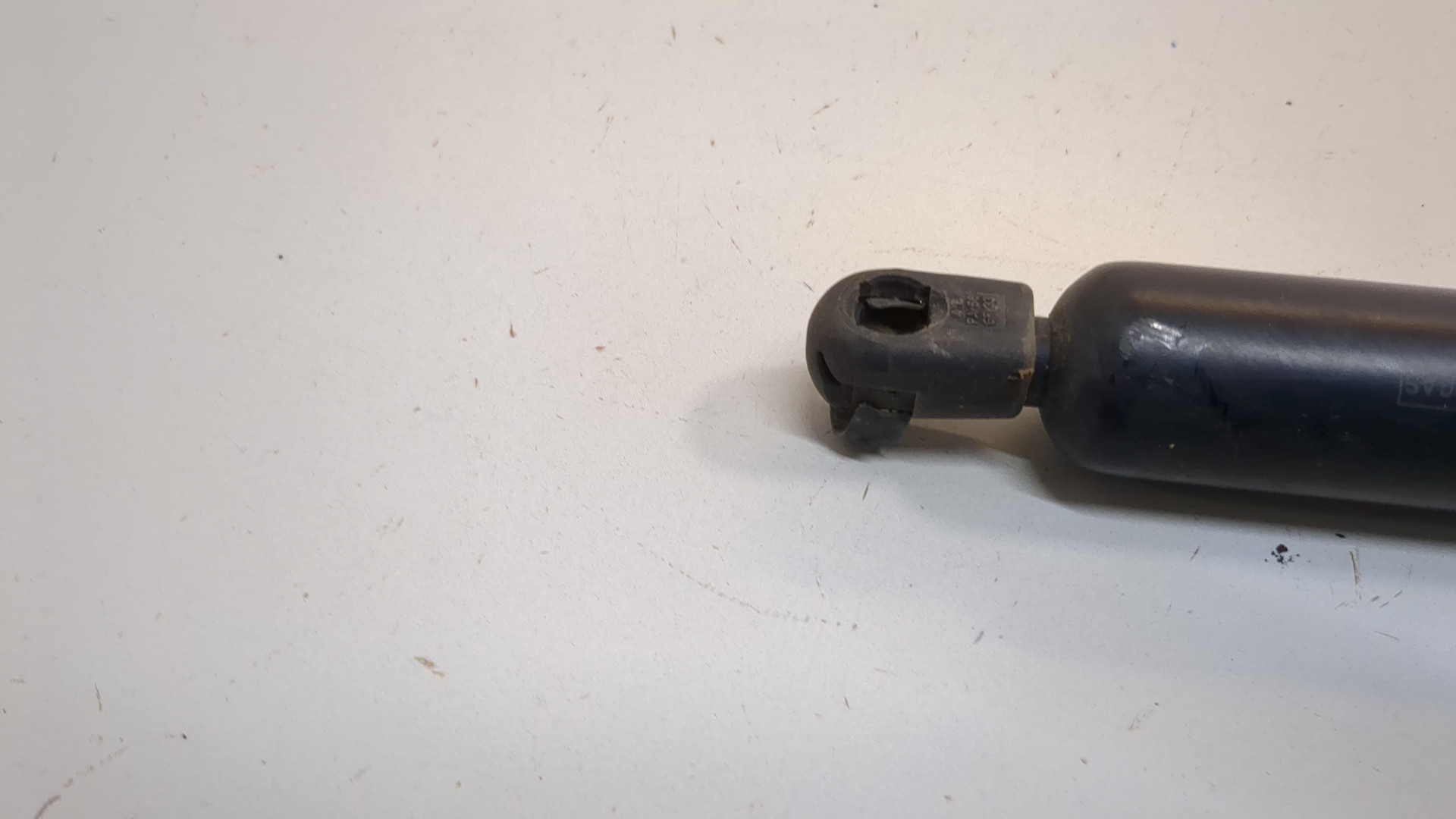 Амортизатор крышки багажника