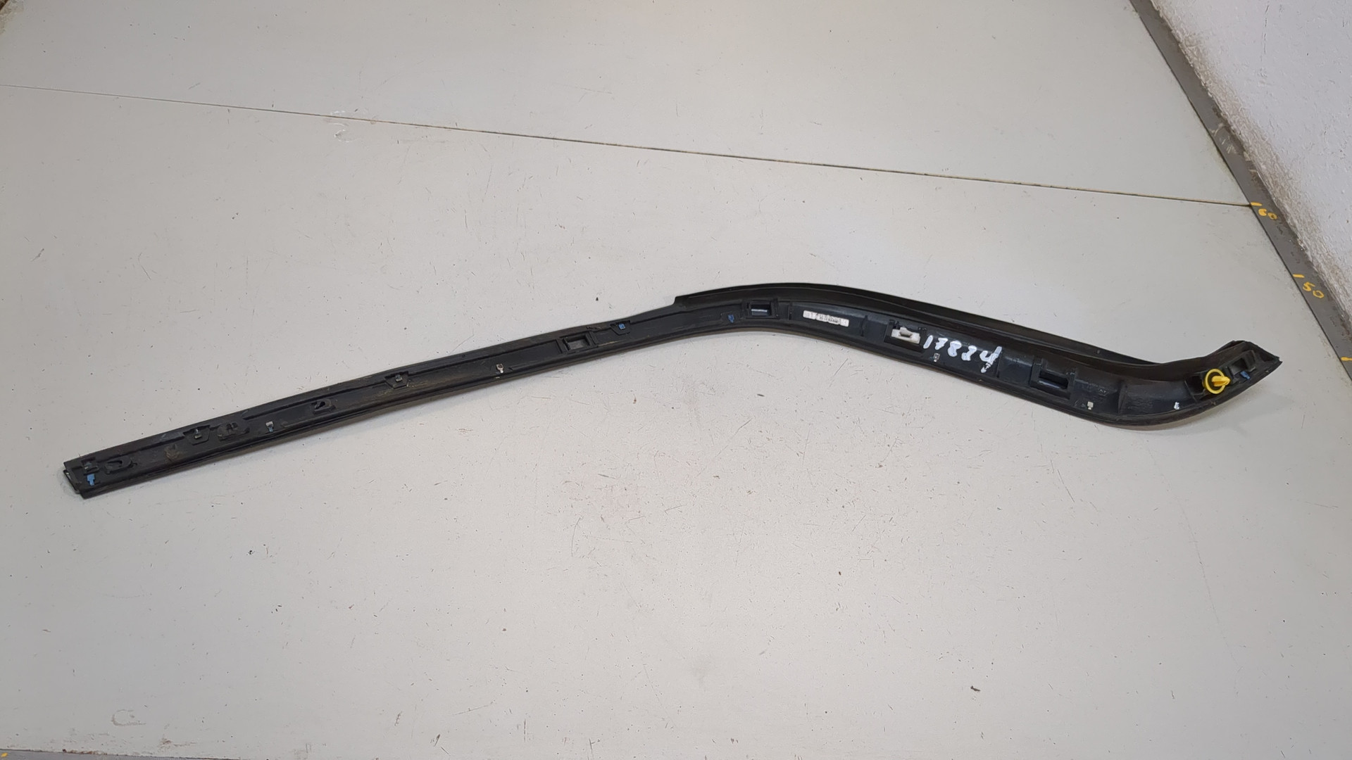 Молдинг заднего крыла правого