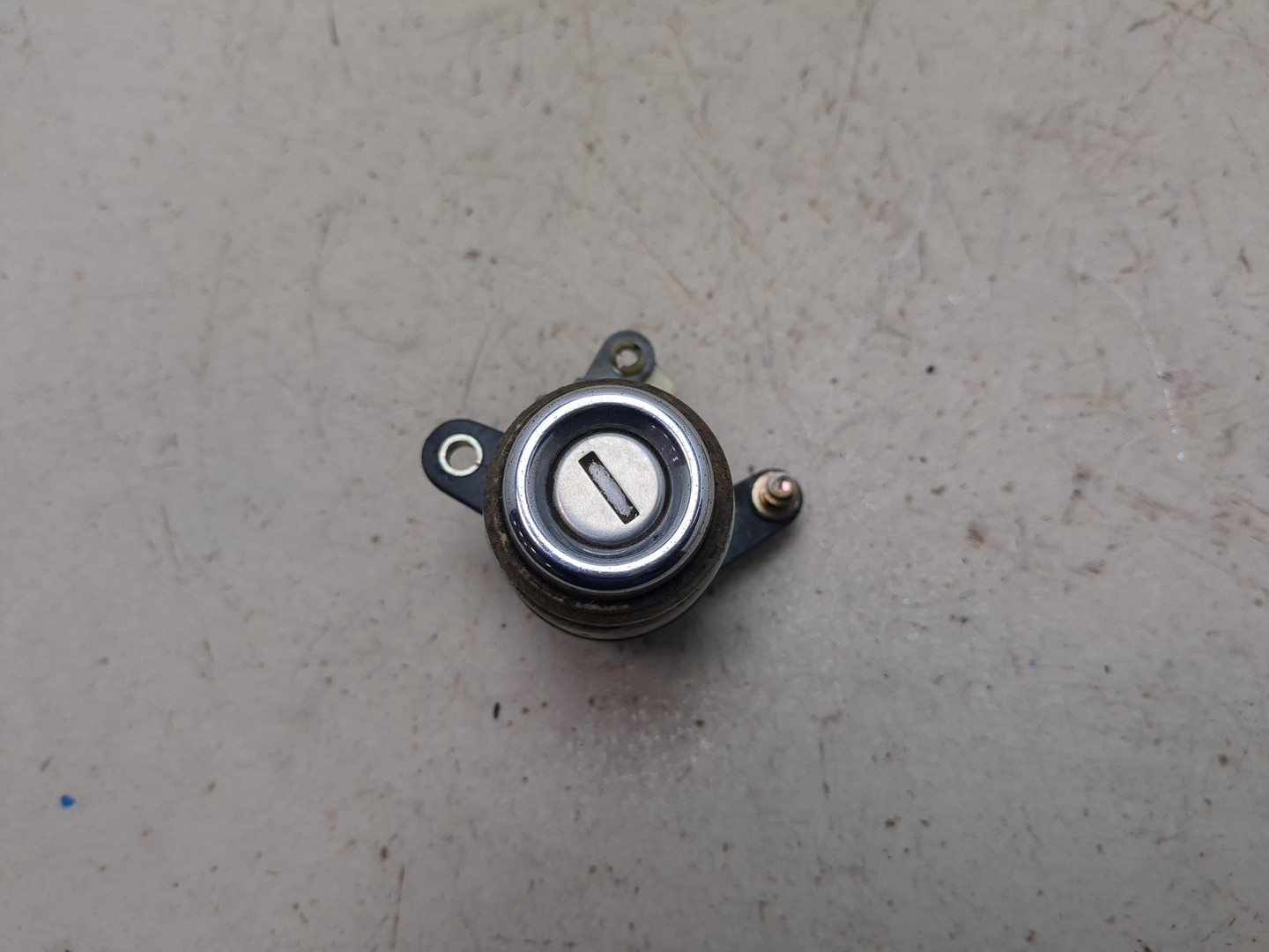 Кнопка открывания багажника