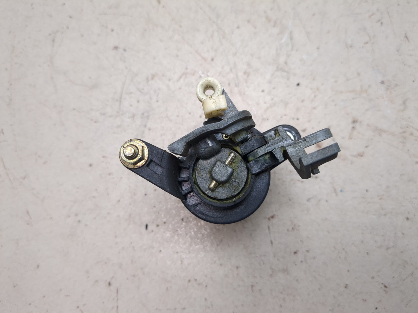 Кнопка открывания багажника