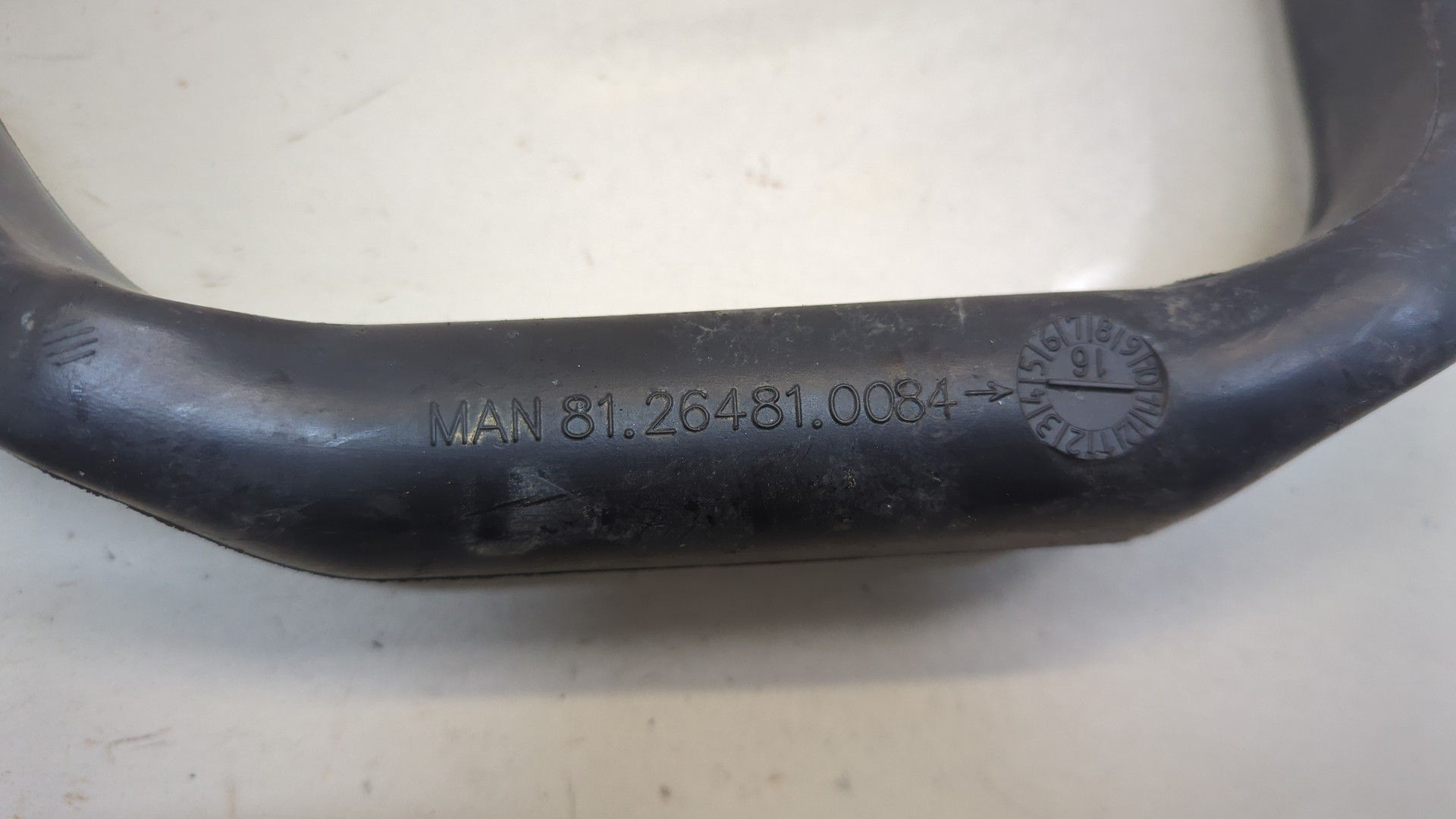 Горловина бачка омывателя