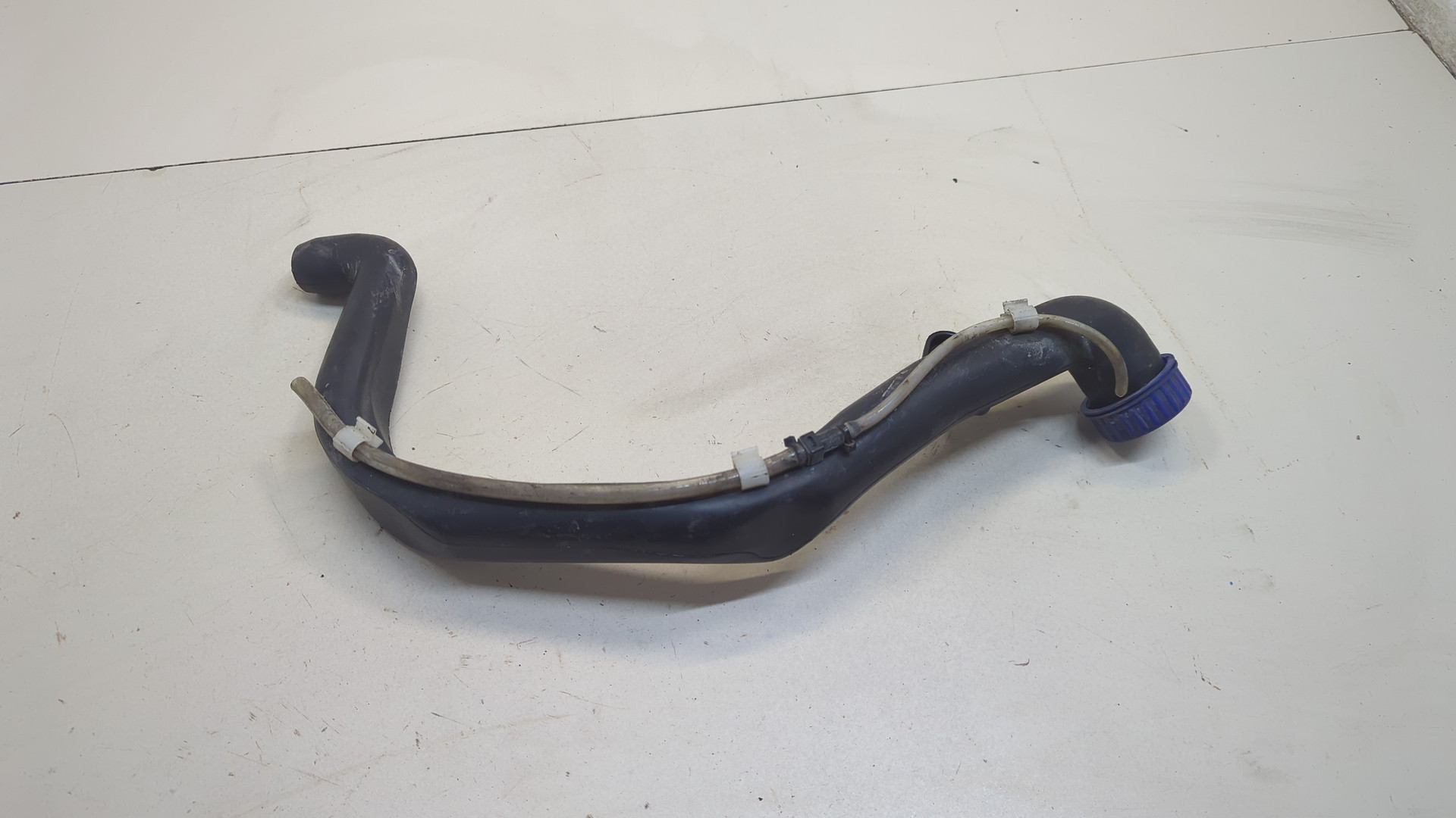 Горловина бачка омывателя