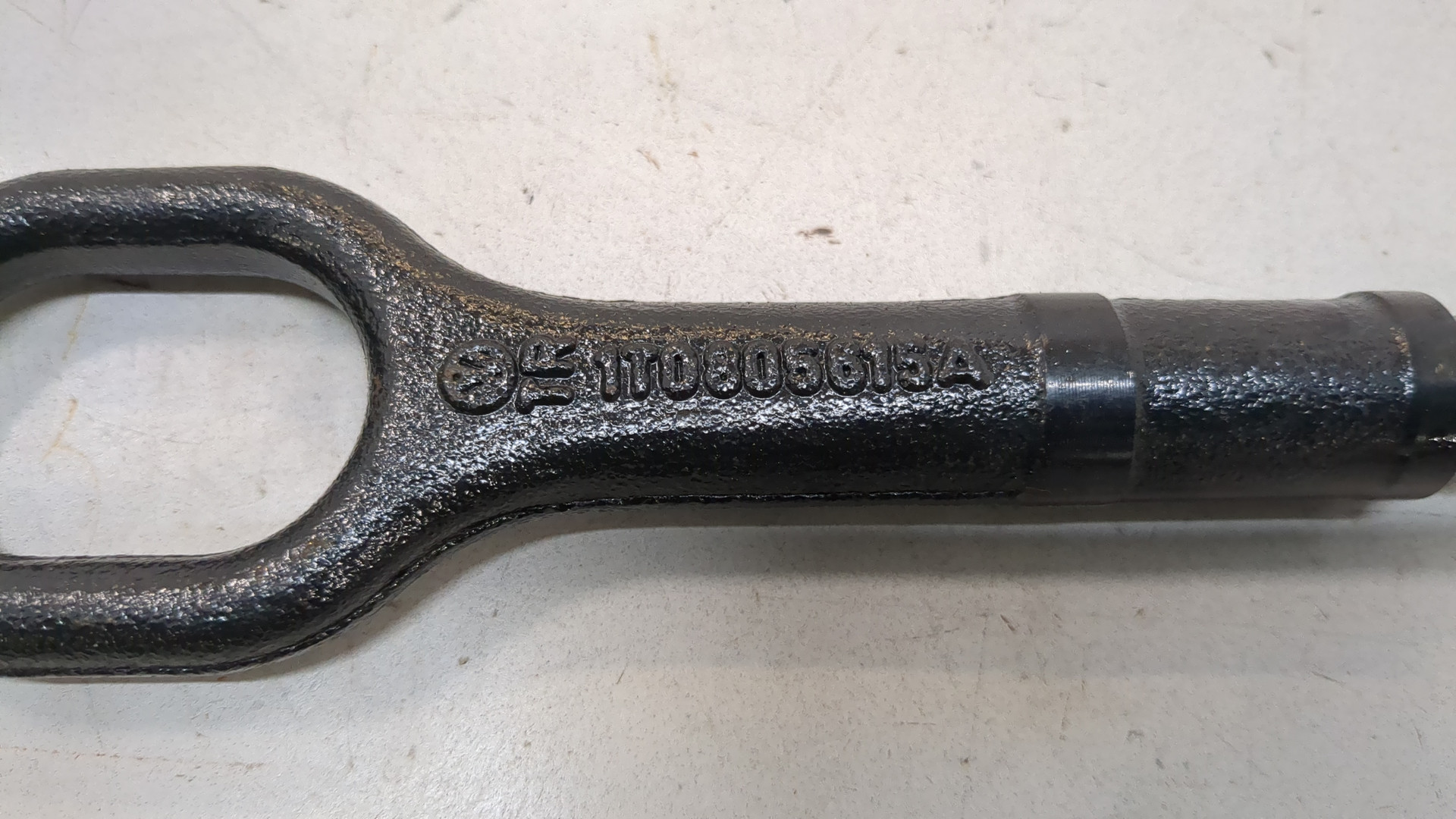 Крюк буксировочный