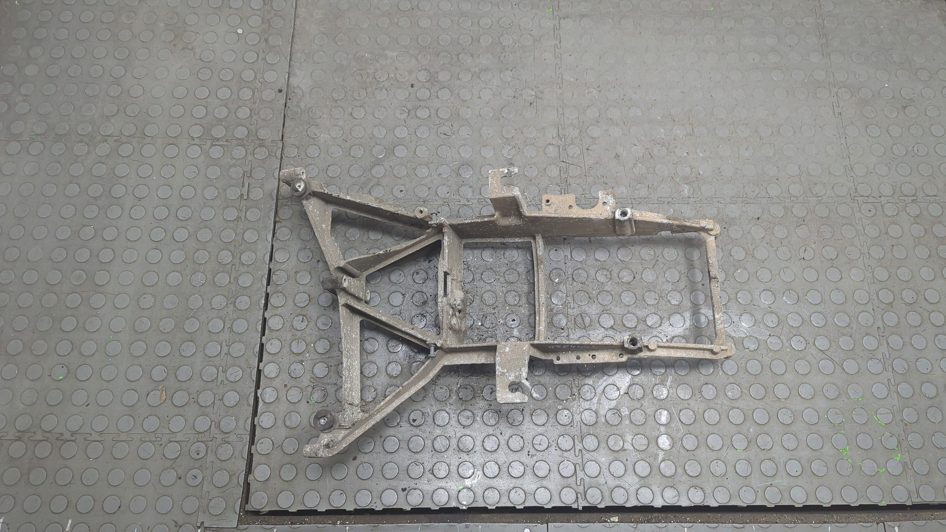 Кронштейн фар правый