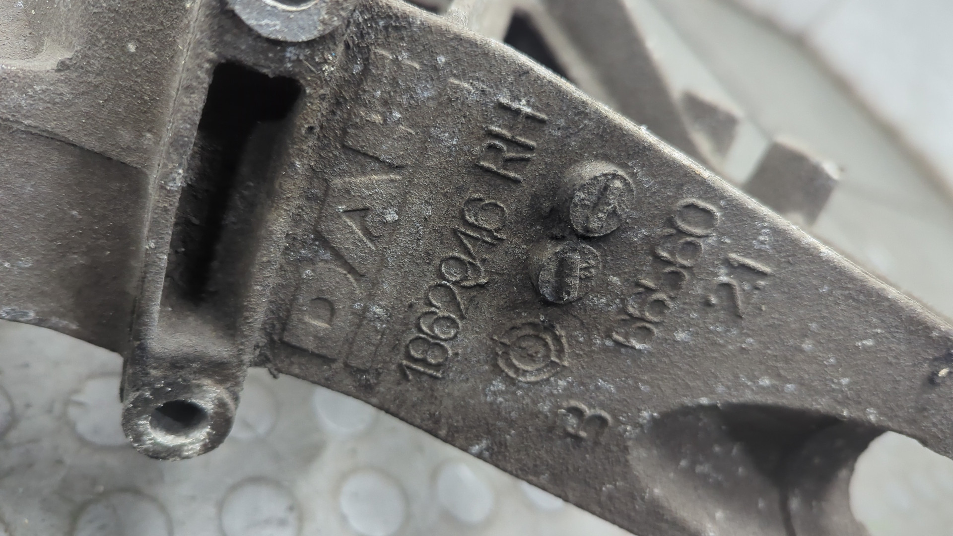 Кронштейн фар правый