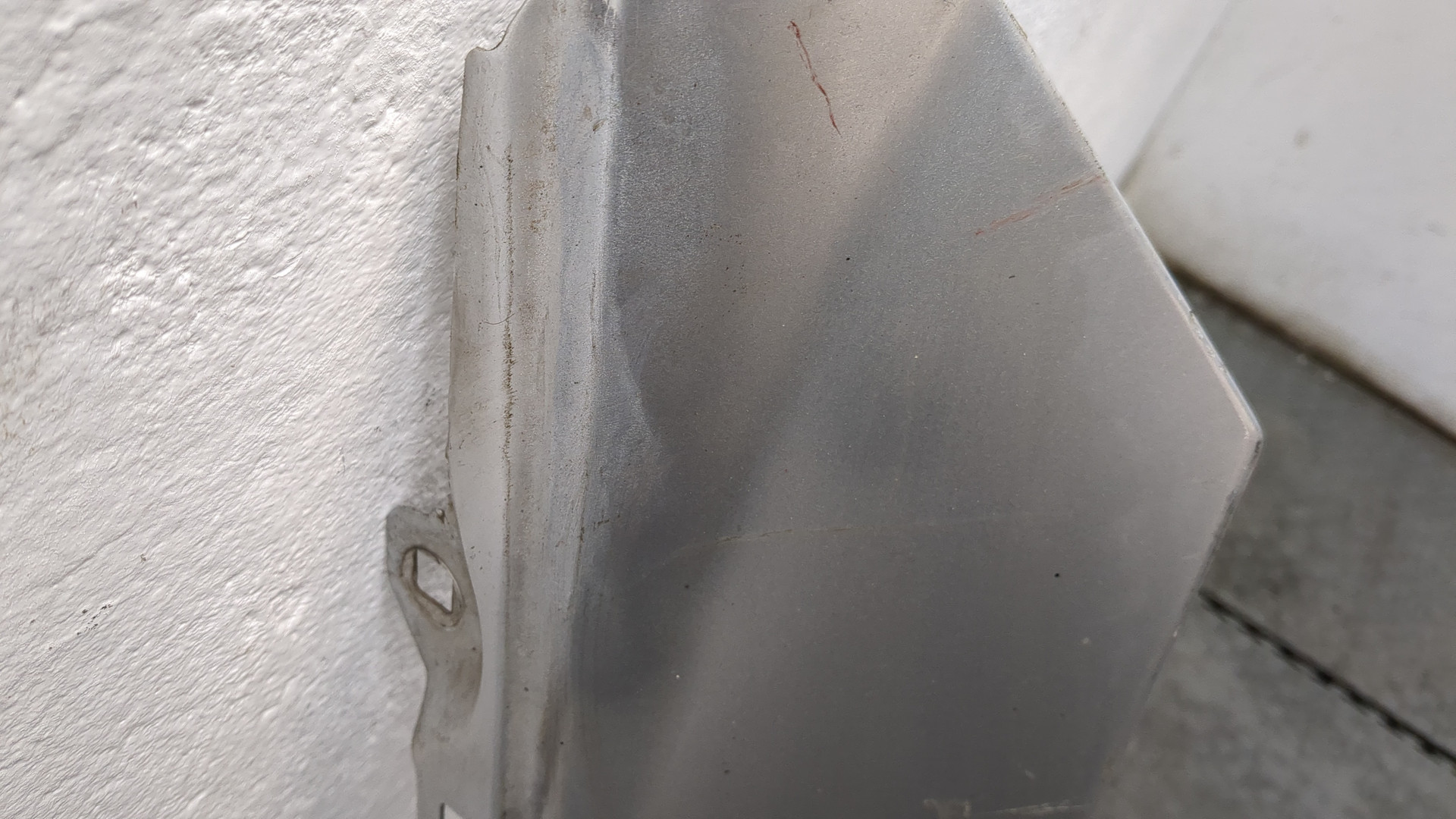 Крыло переднее правое