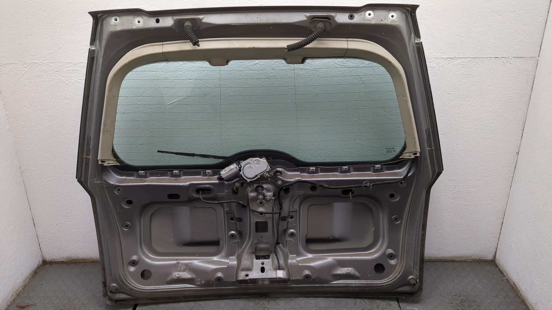 Дверь багажника