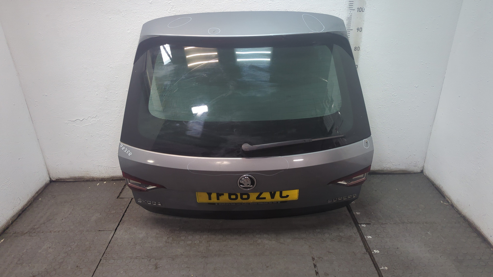 Дверь багажника