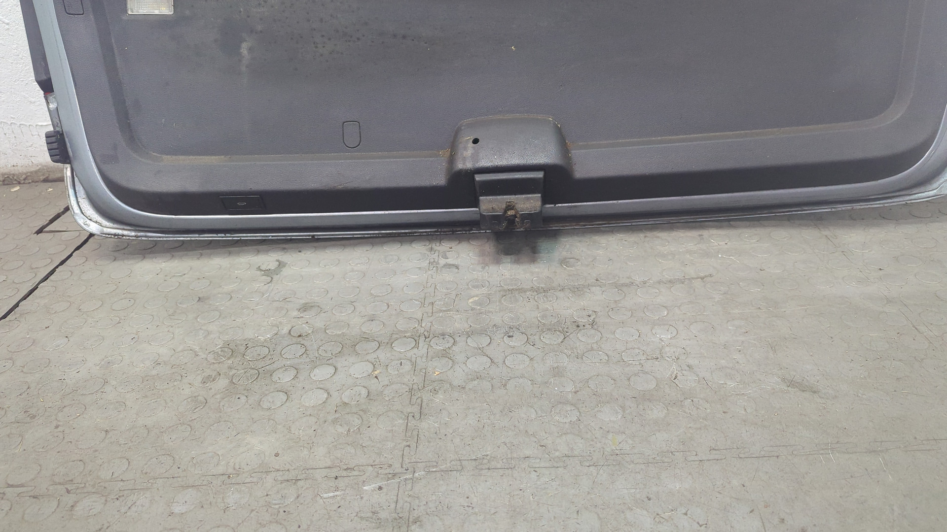 Дверь багажника