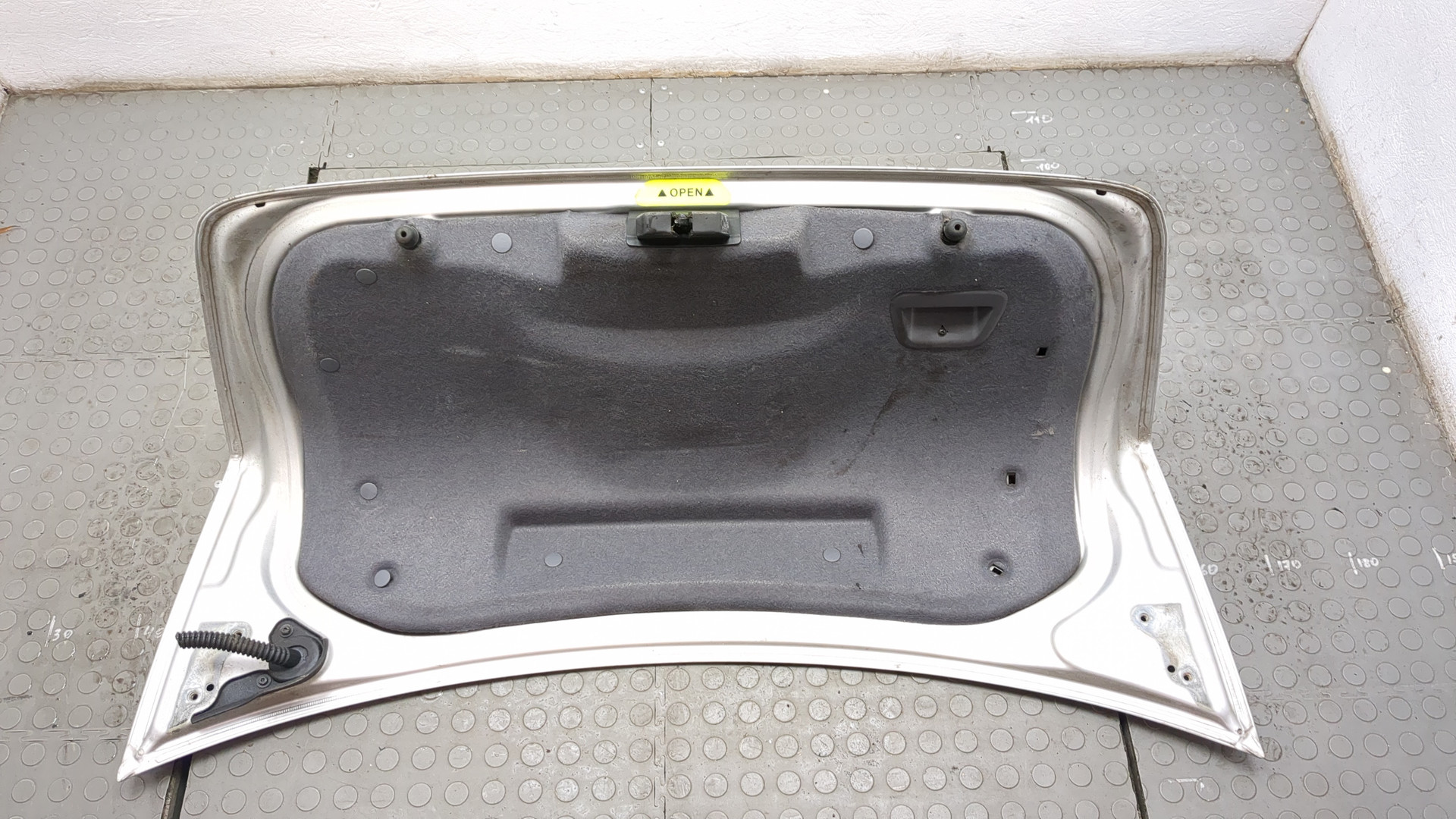 Дверь багажника