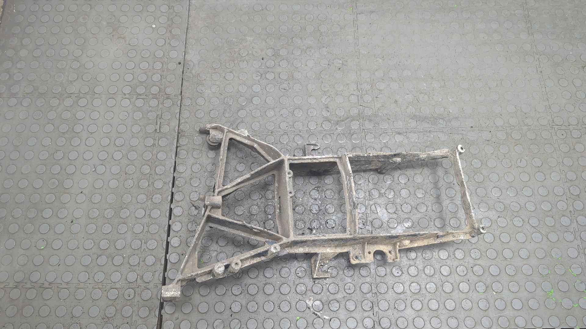 Кронштейн фар правый