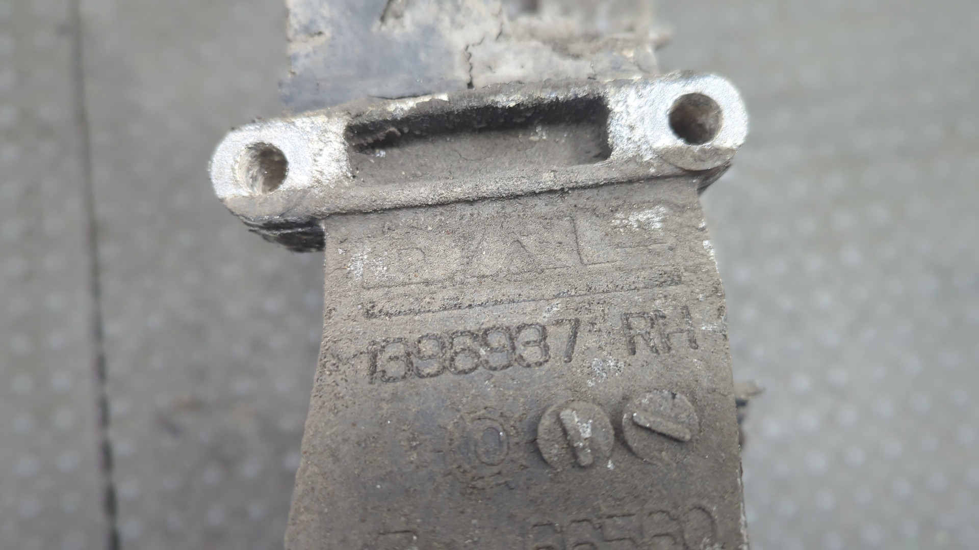 Кронштейн фар правый