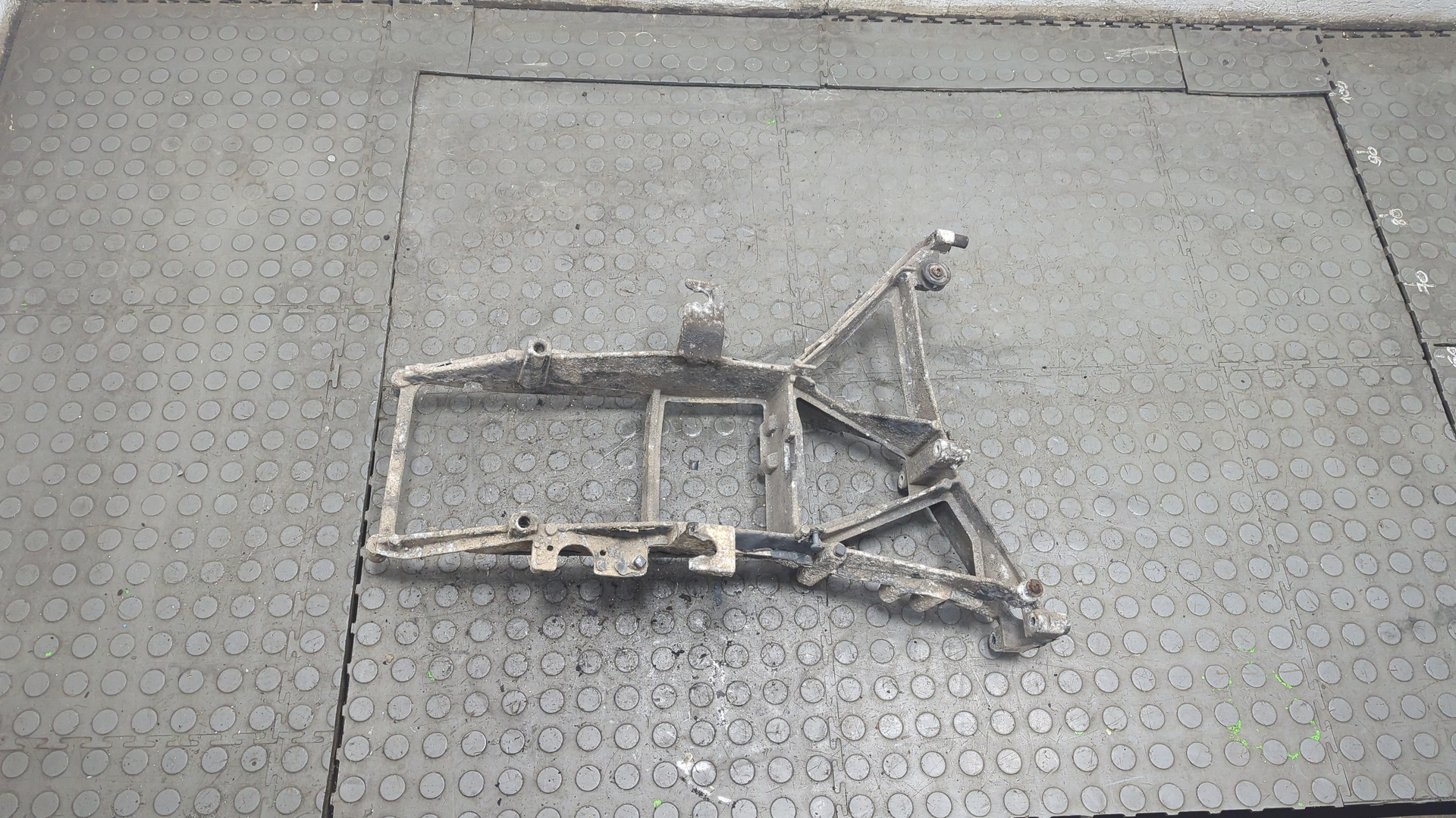 Кронштейн фар правый