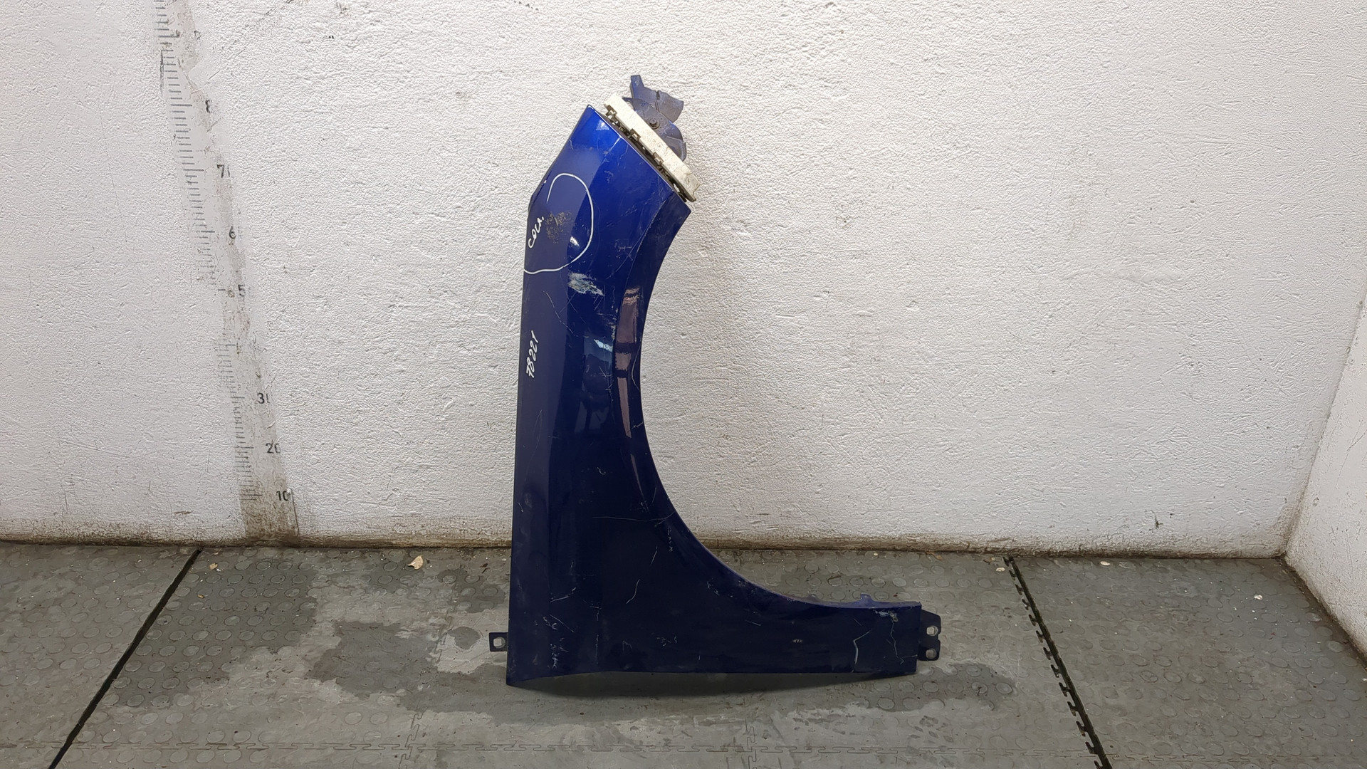 Крыло переднее правое