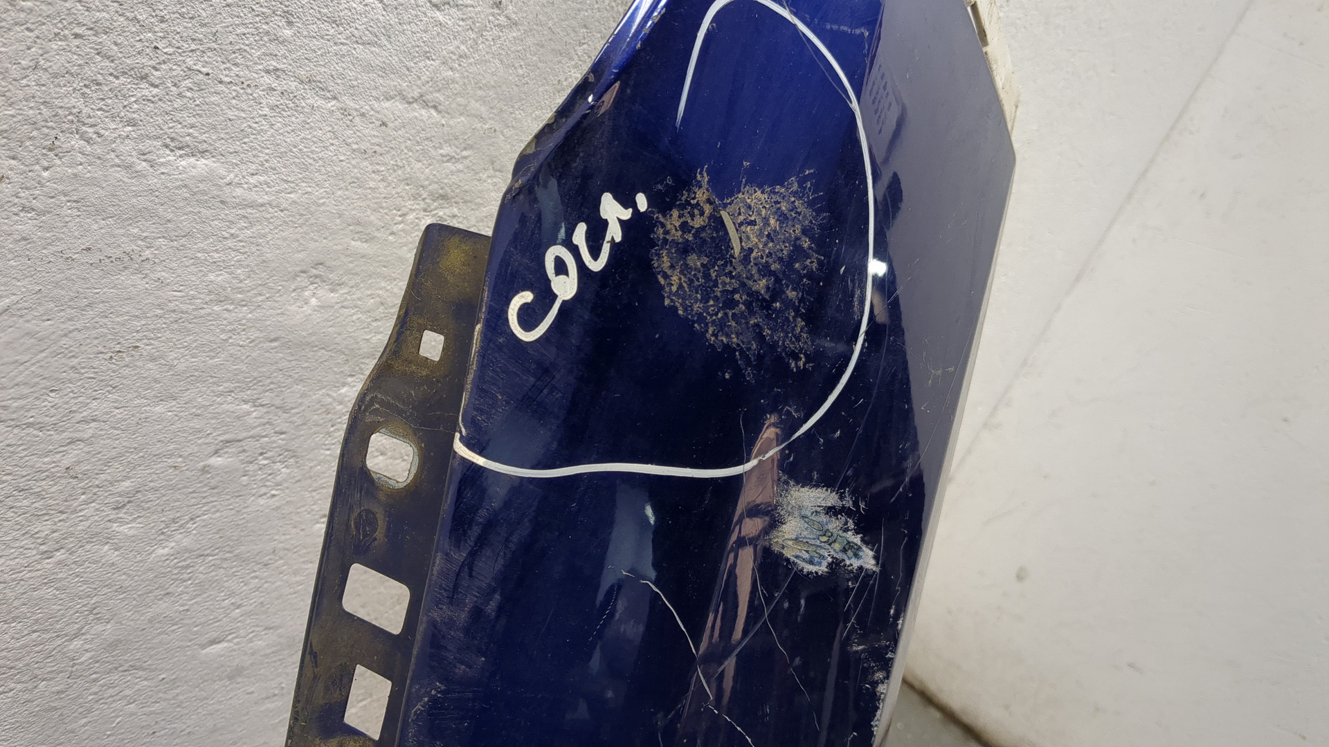 Крыло переднее правое