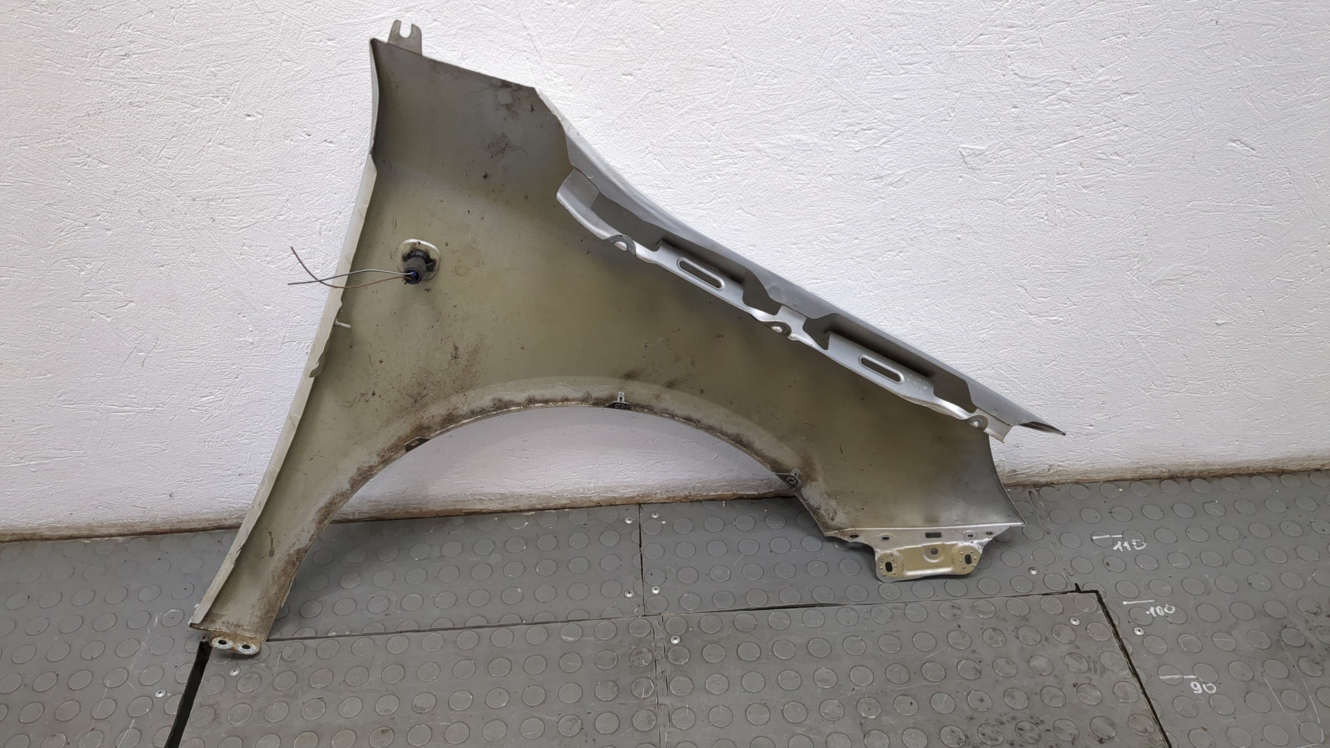 Крыло переднее левое