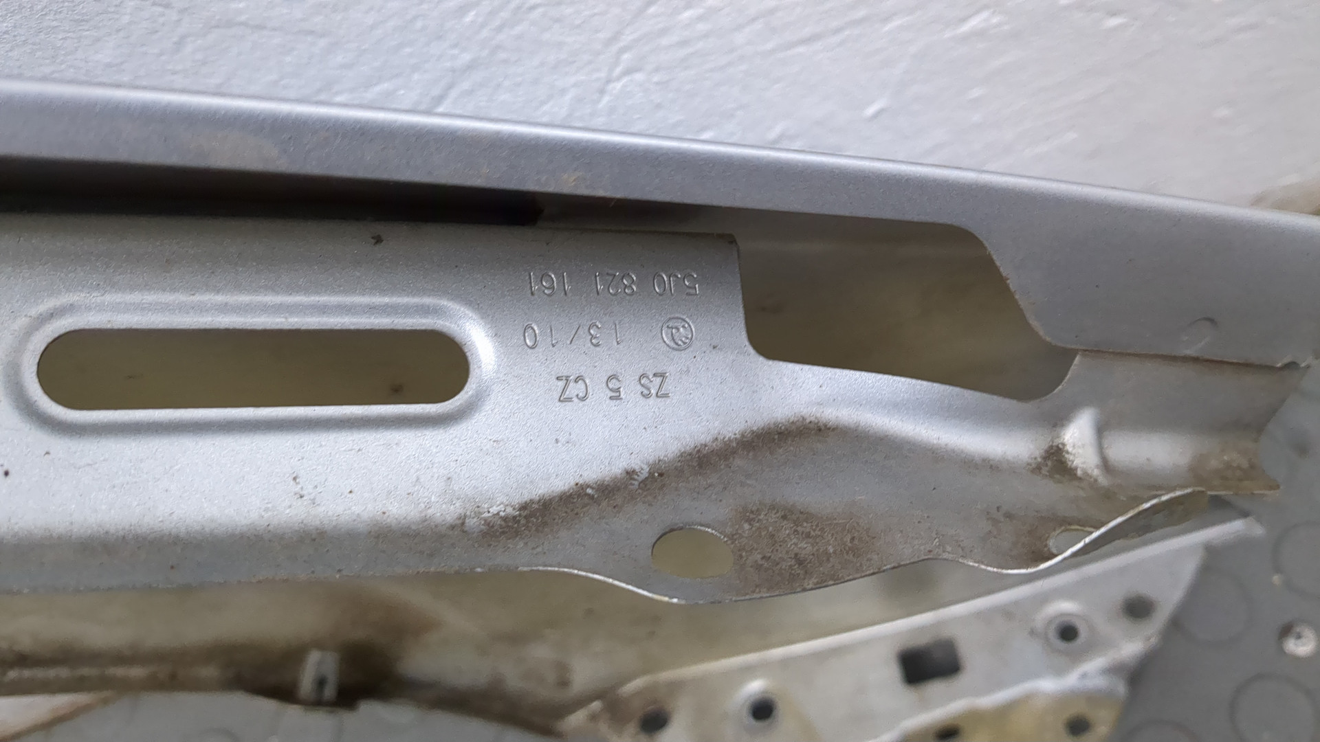 Крыло переднее левое