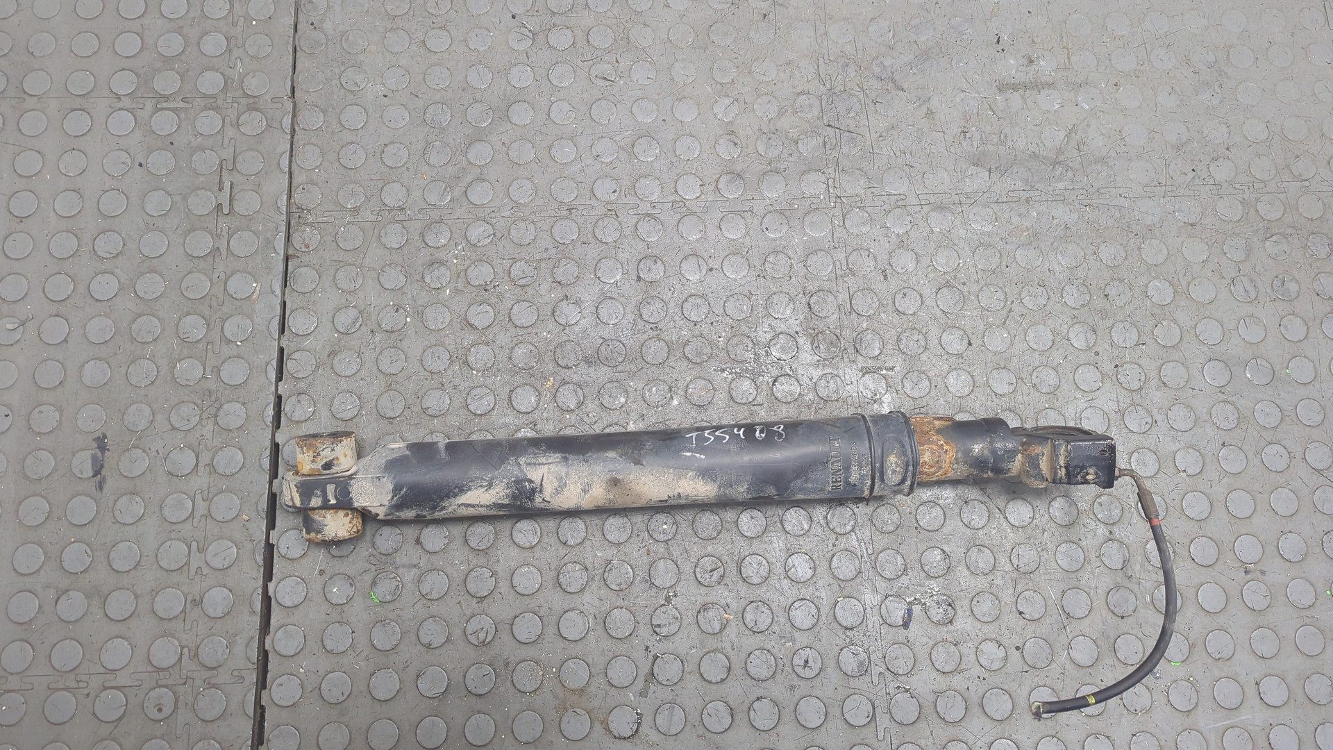 Рабочий цилиндр подъема кабины