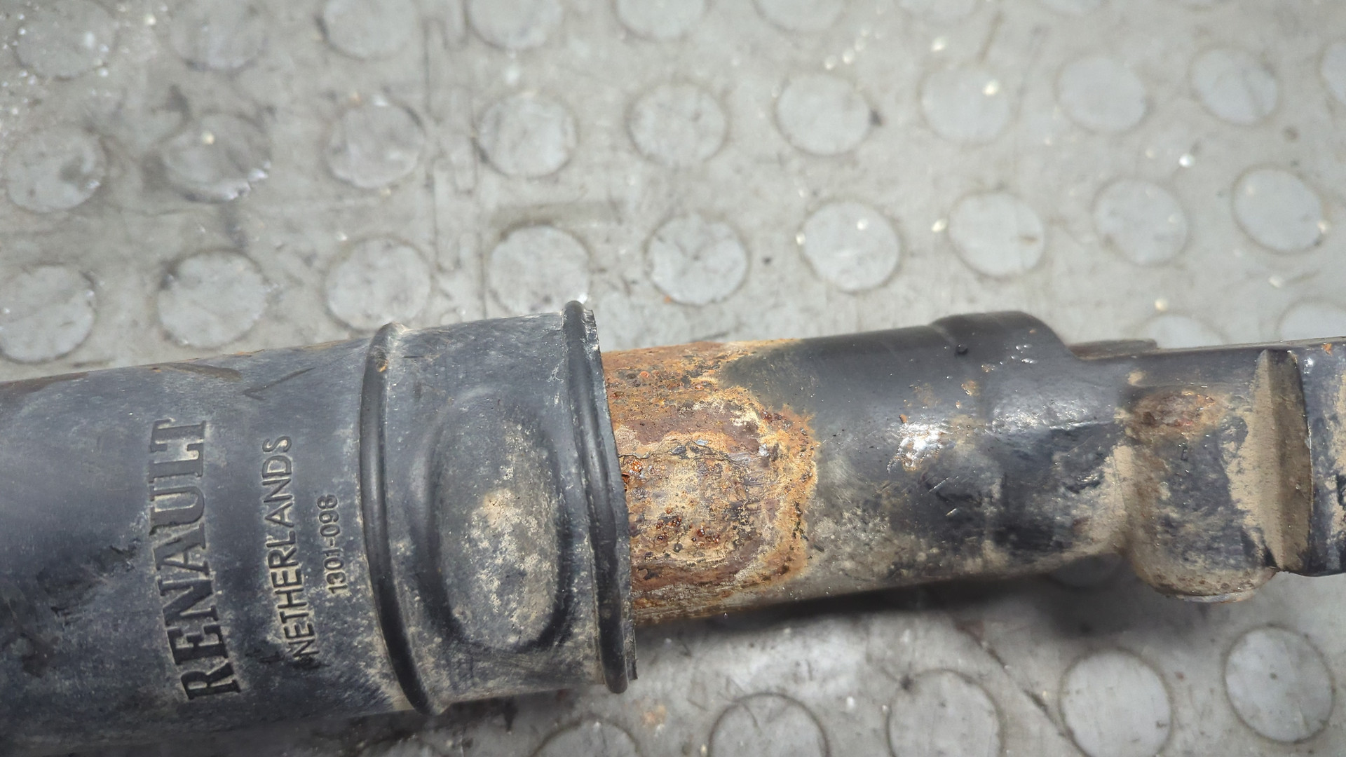 Рабочий цилиндр подъема кабины