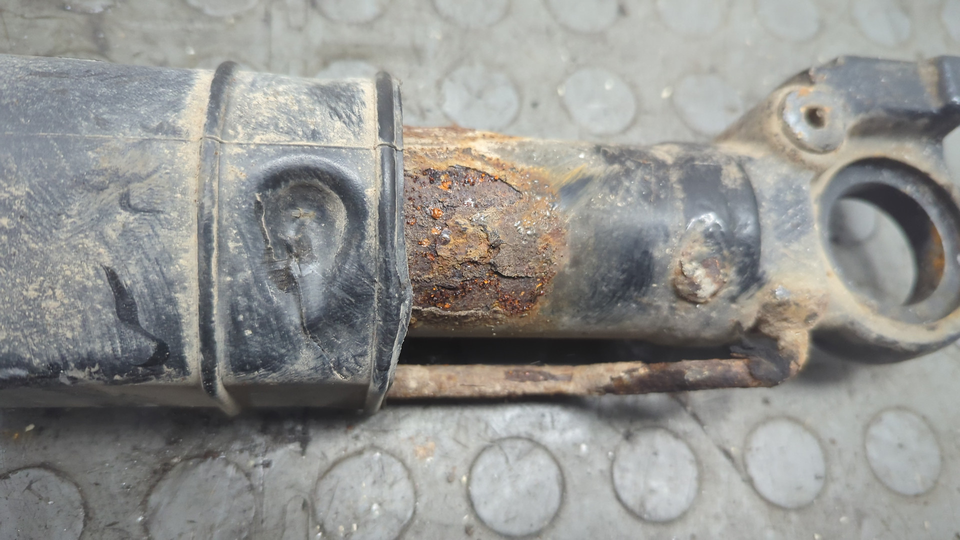 Рабочий цилиндр подъема кабины