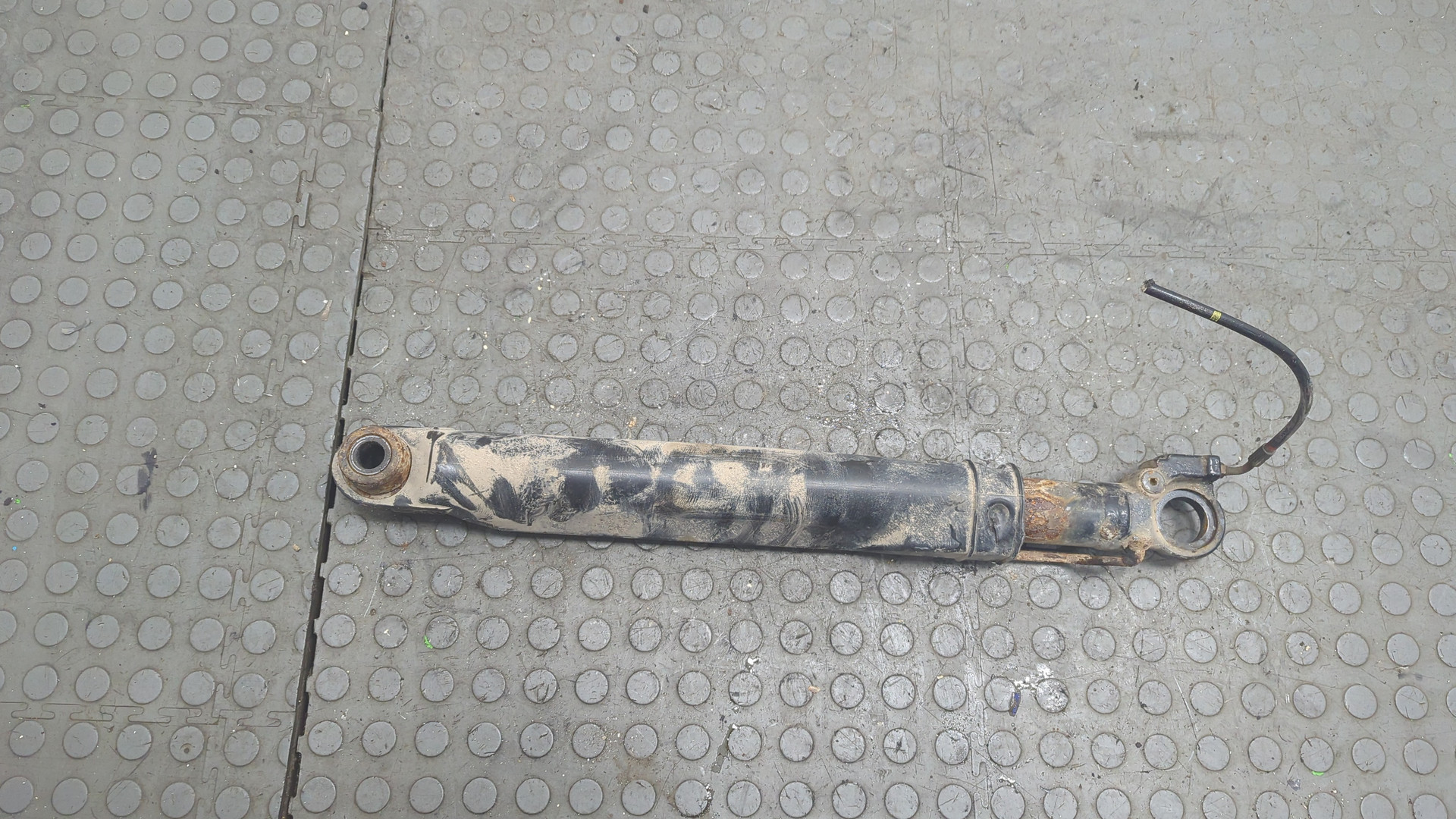 Рабочий цилиндр подъема кабины