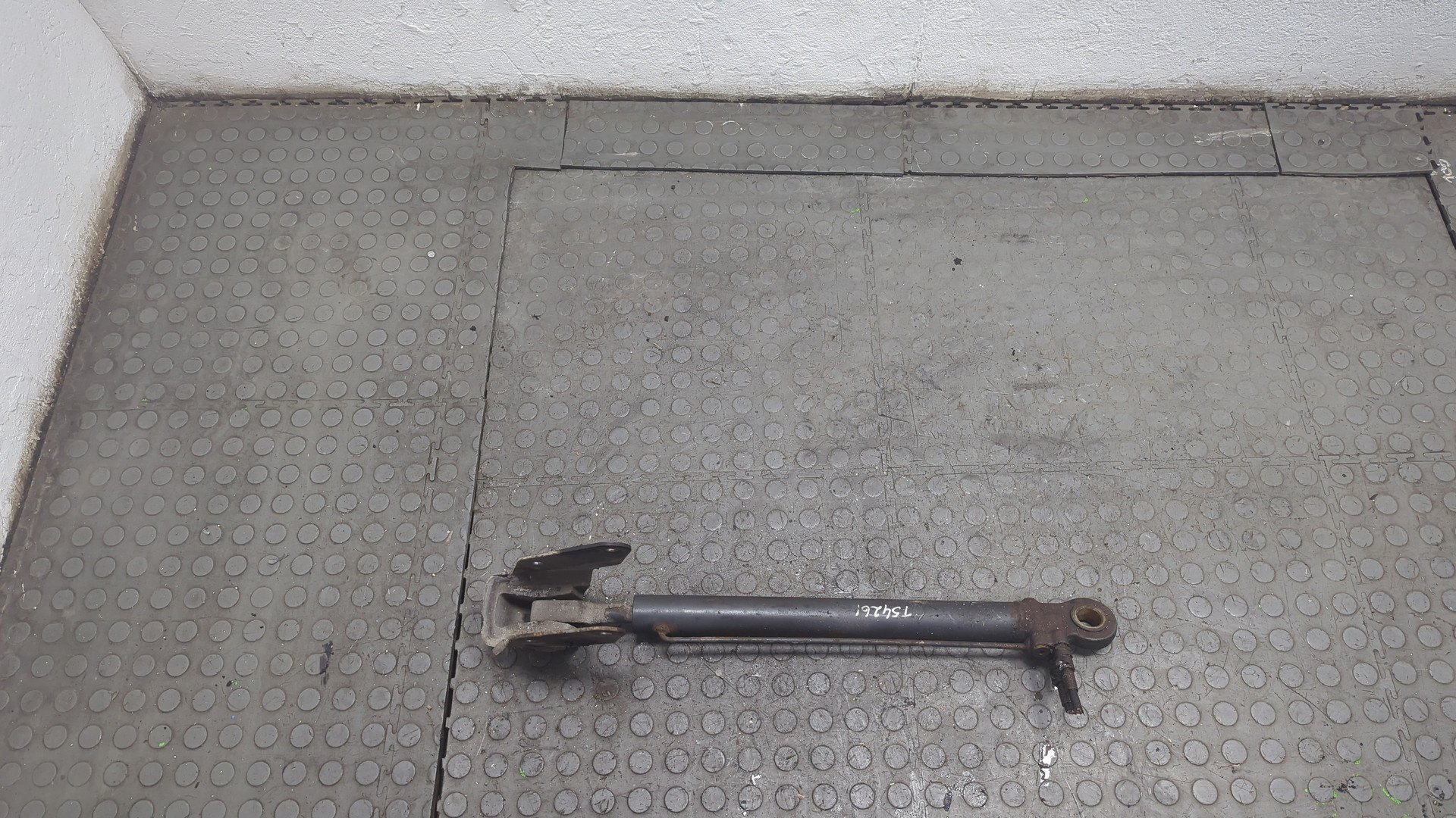 Рабочий цилиндр подъема кабины