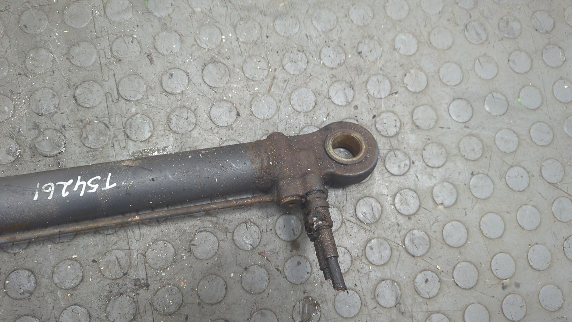 Рабочий цилиндр подъема кабины