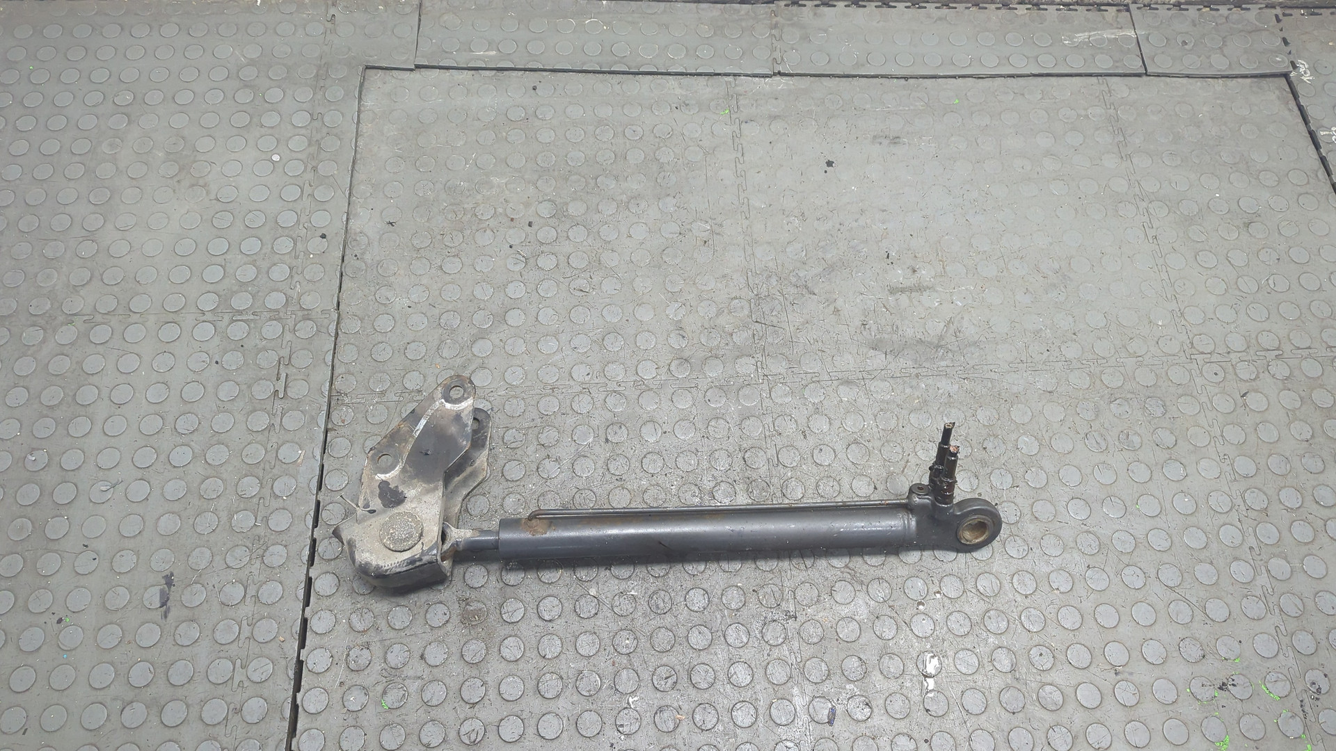 Рабочий цилиндр подъема кабины