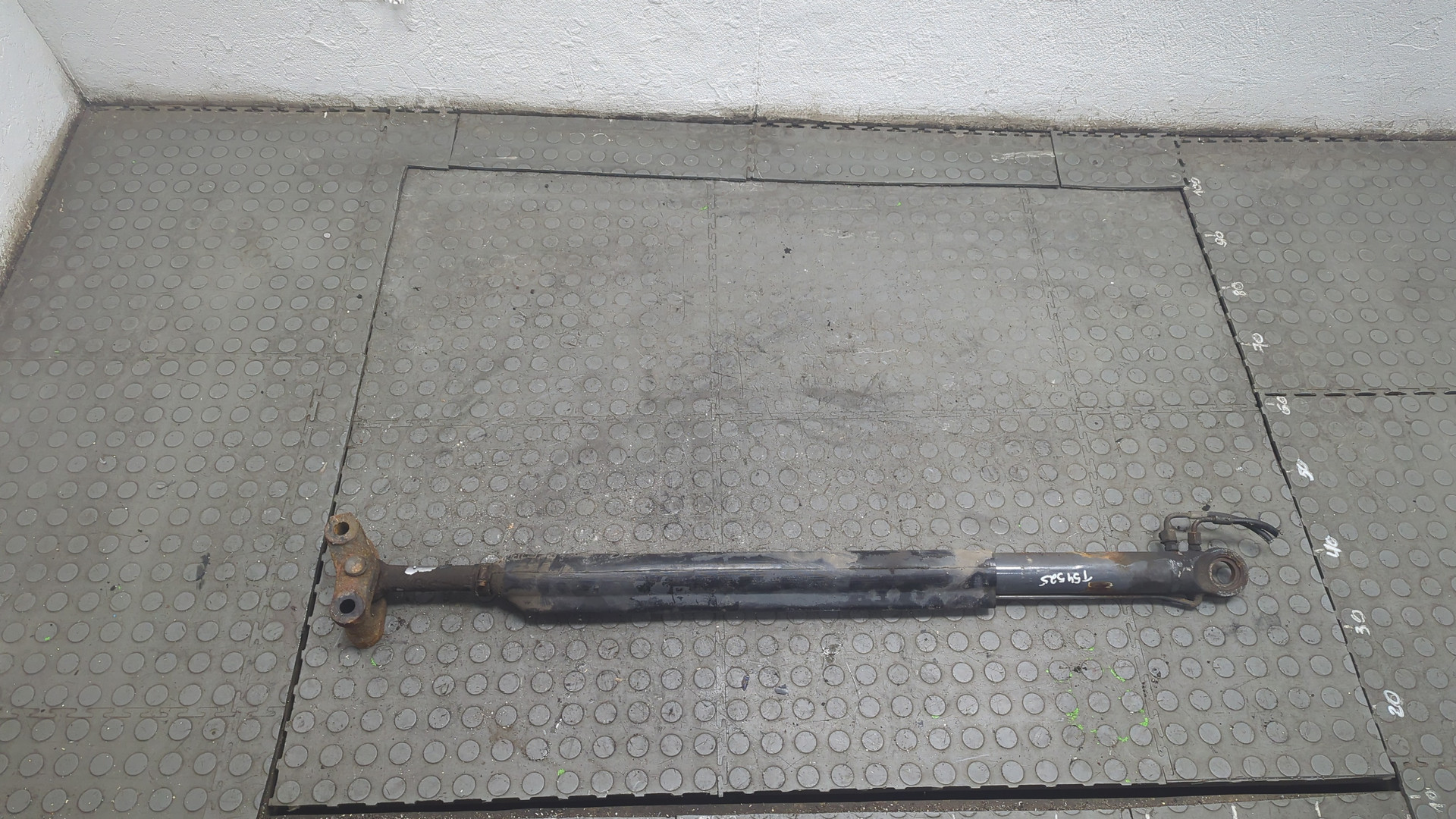 Рабочий цилиндр подъема кабины