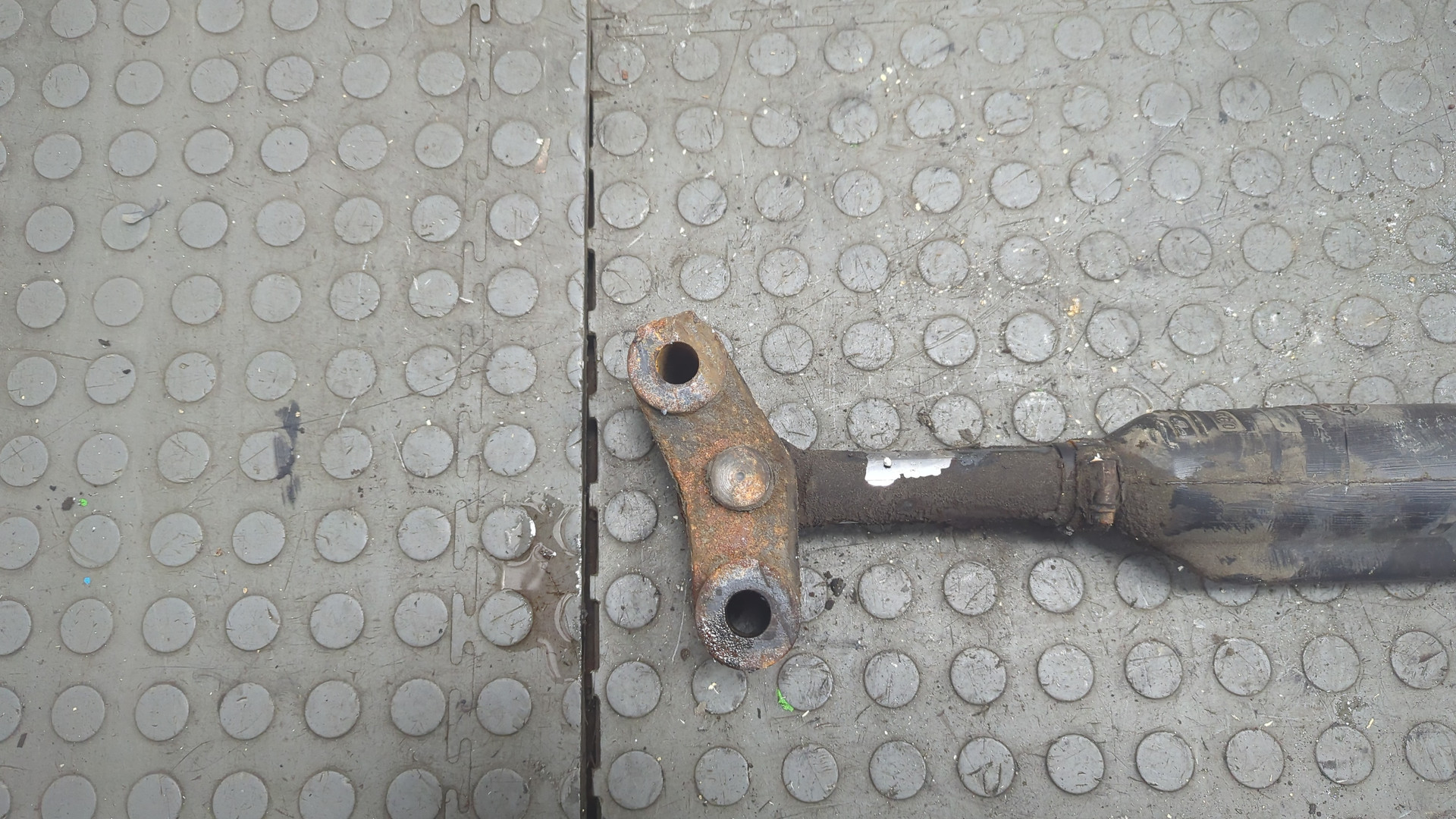 Рабочий цилиндр подъема кабины