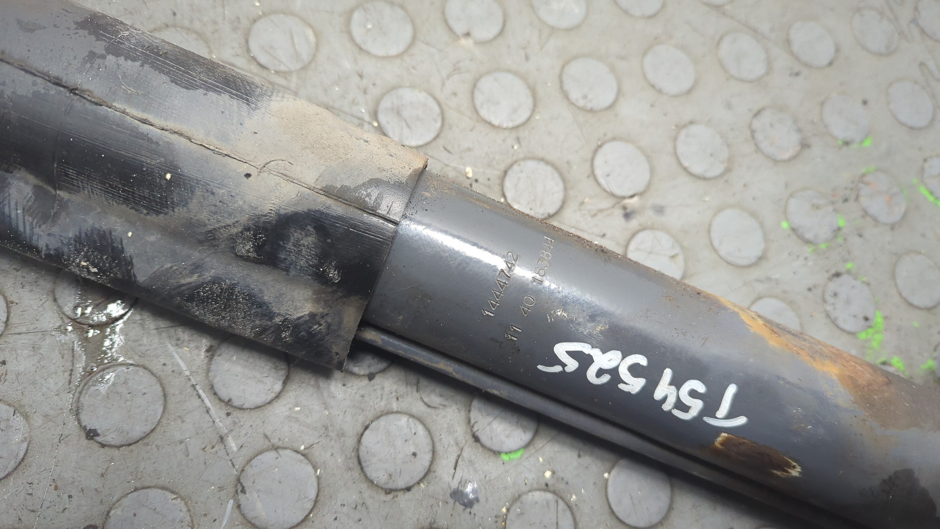 Рабочий цилиндр подъема кабины