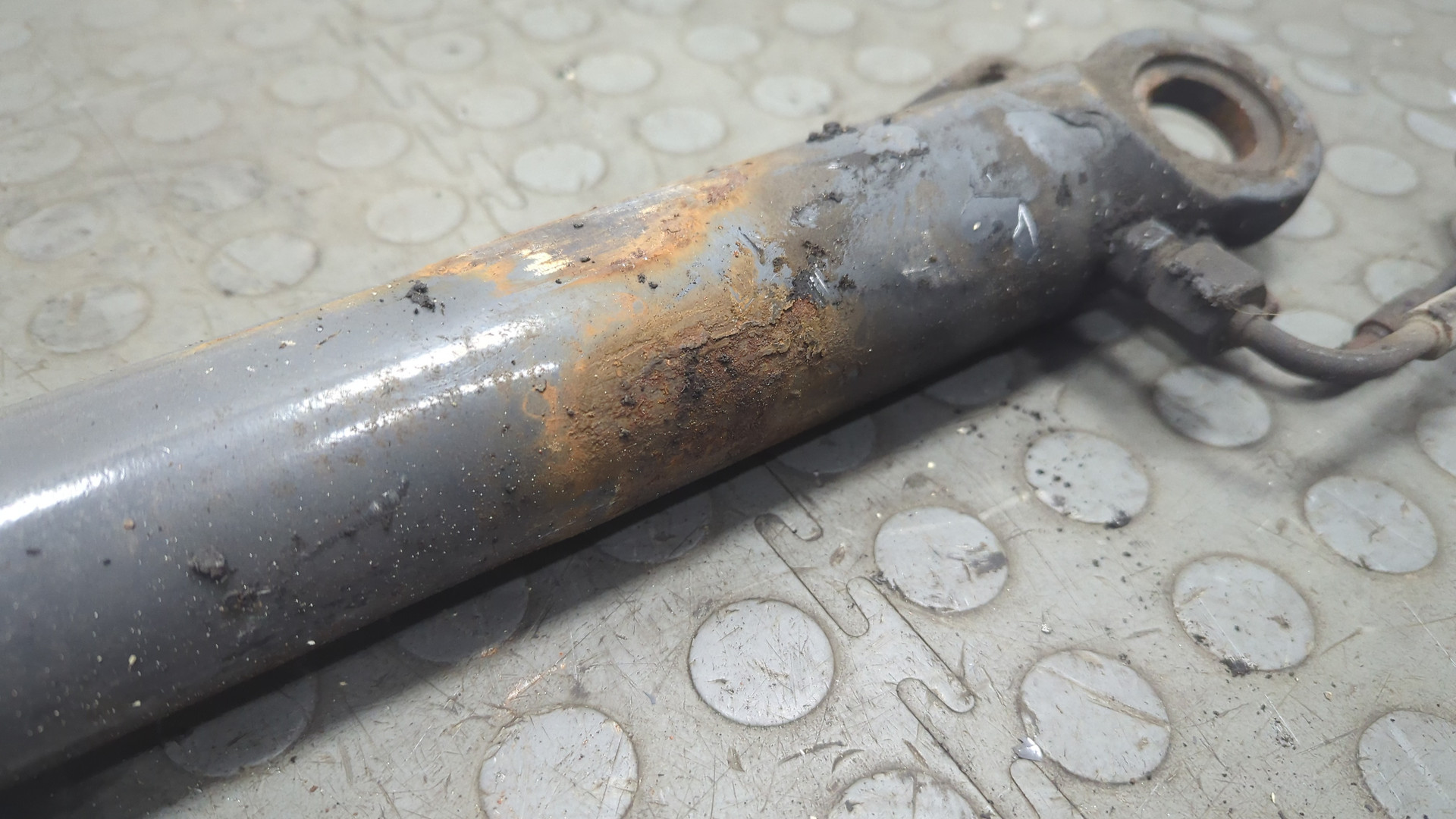 Рабочий цилиндр подъема кабины