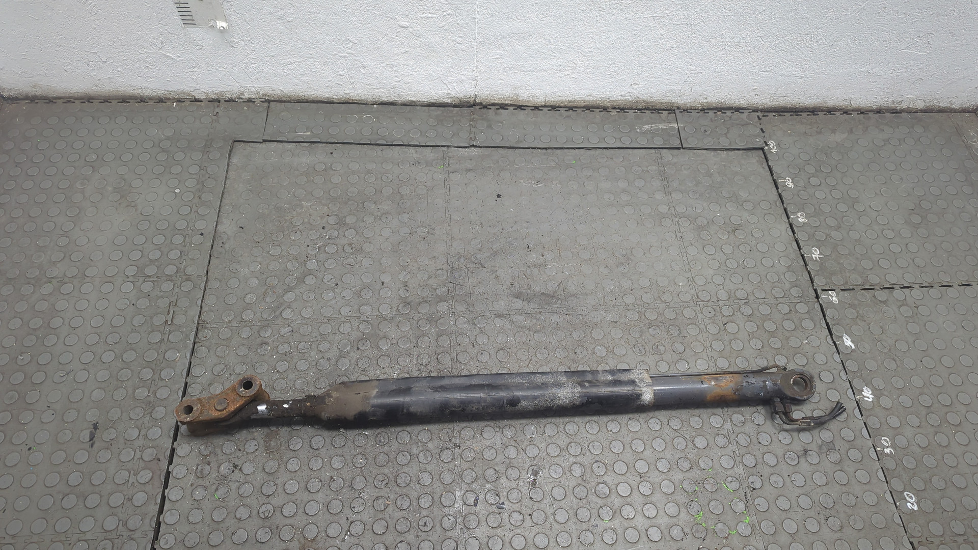 Рабочий цилиндр подъема кабины