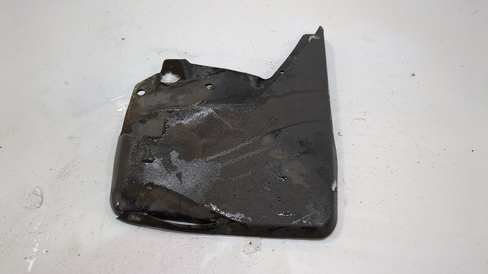 Брызговик передний правый