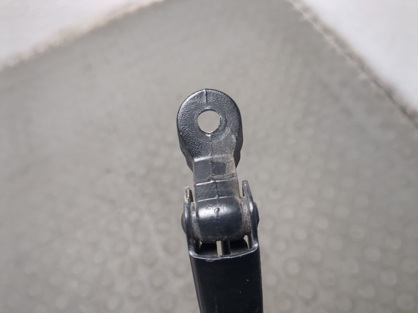 Поводок стеклоочистителя заднего