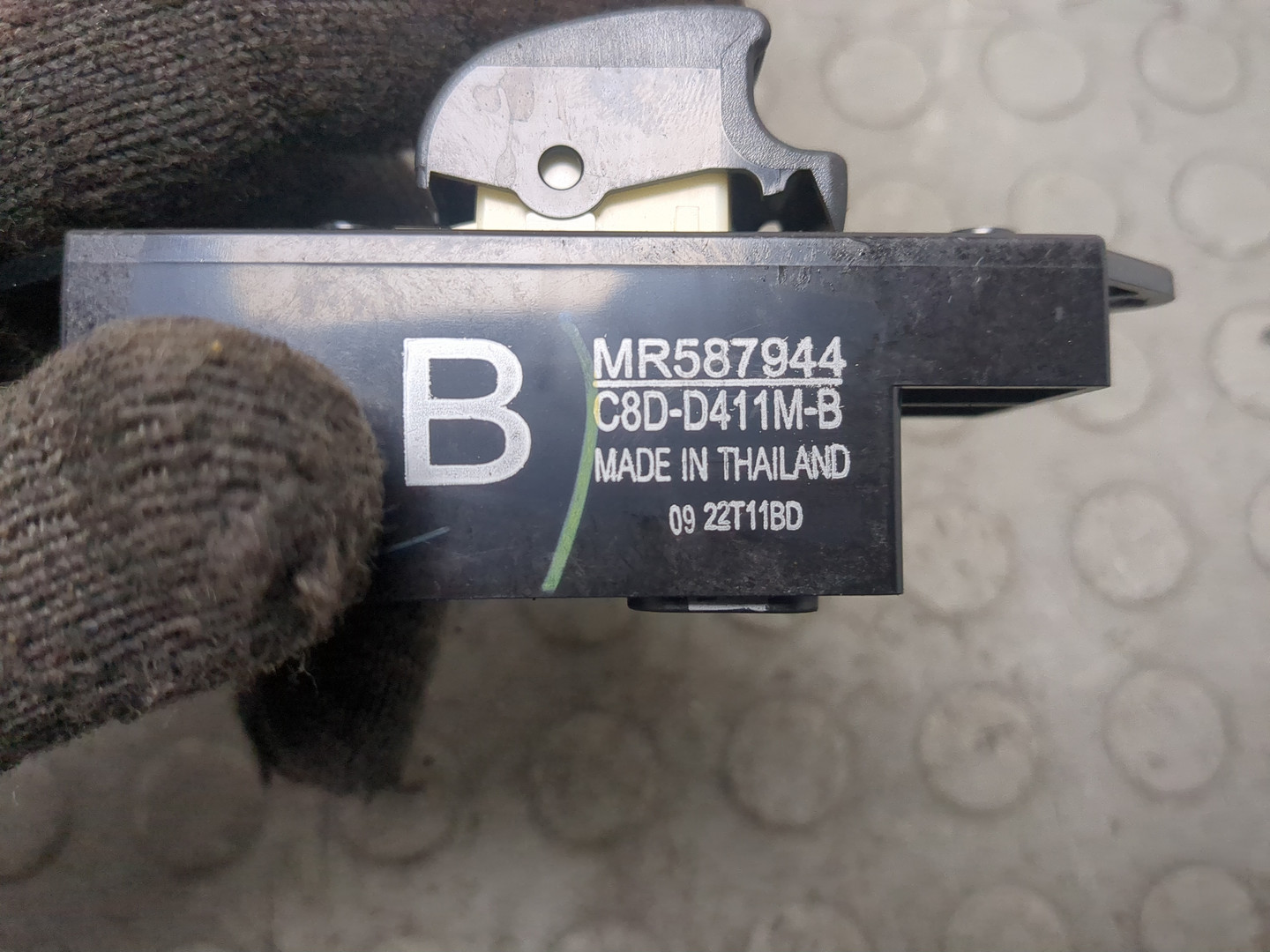 Кнопка стеклоподъемника