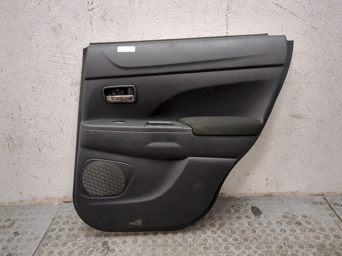 Обшивка двери задней правой