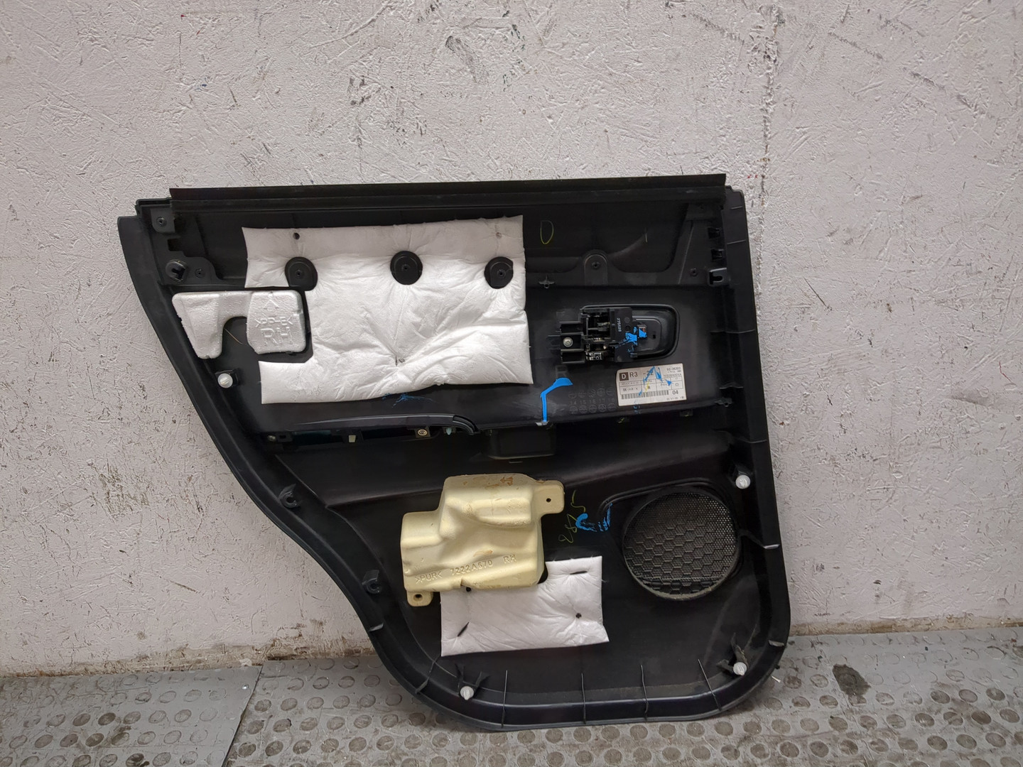 Обшивка двери задней правой