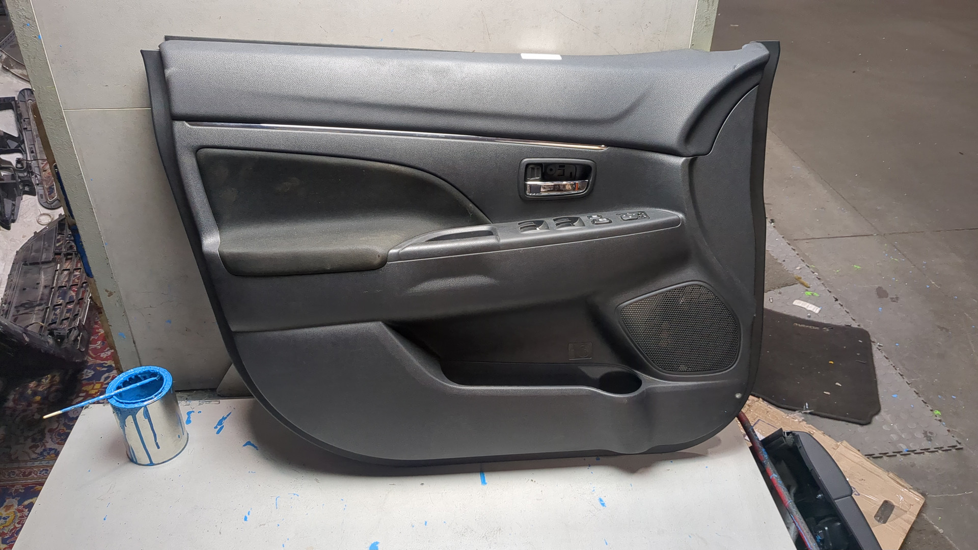 Обшивка двери передней левой