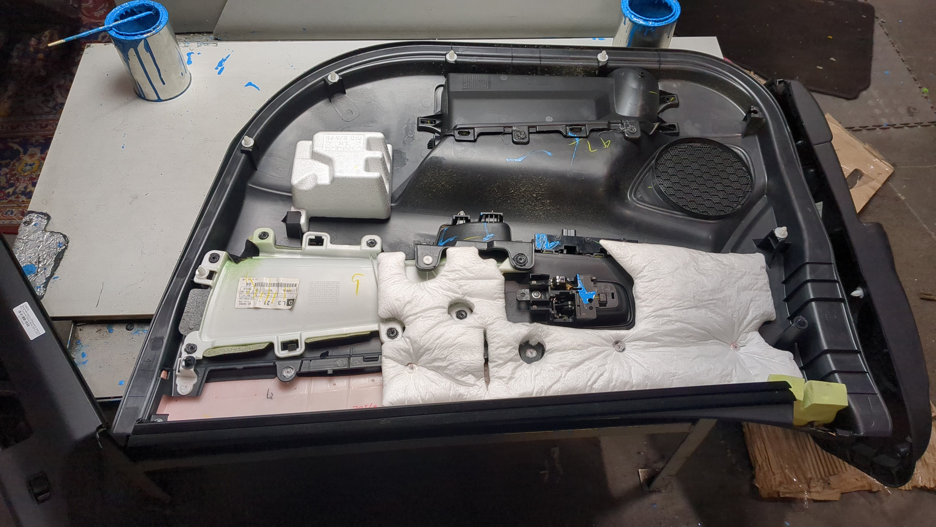 Обшивка двери передней левой