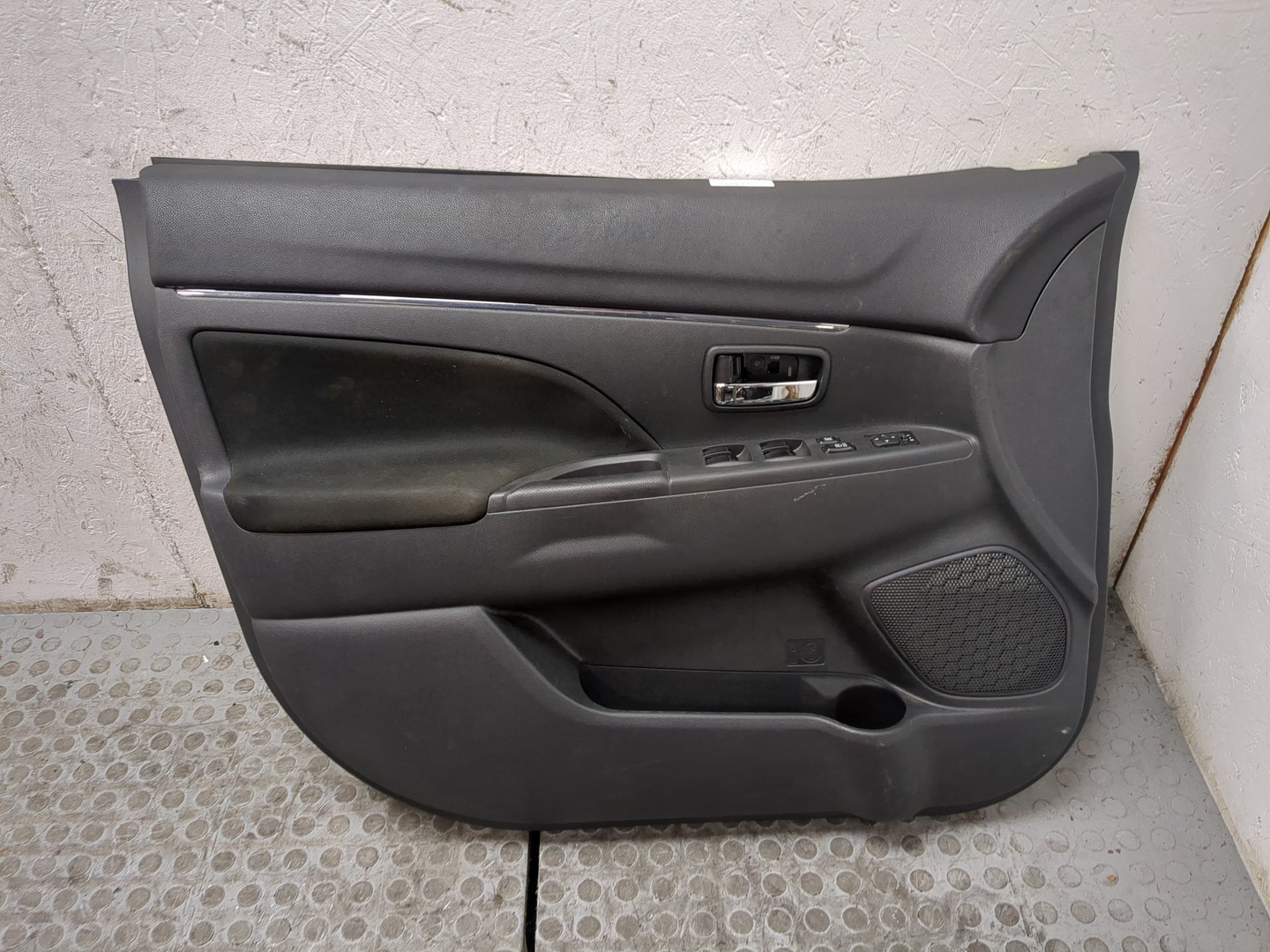 Обшивка двери передней левой