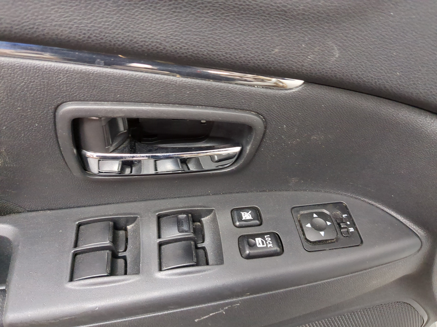 Обшивка двери передней левой