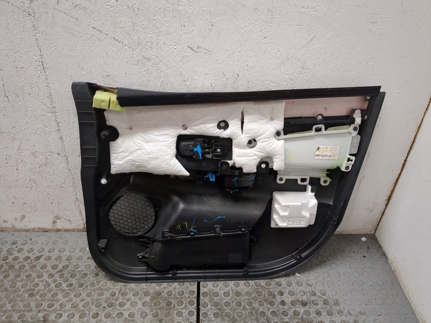 Обшивка двери передней левой